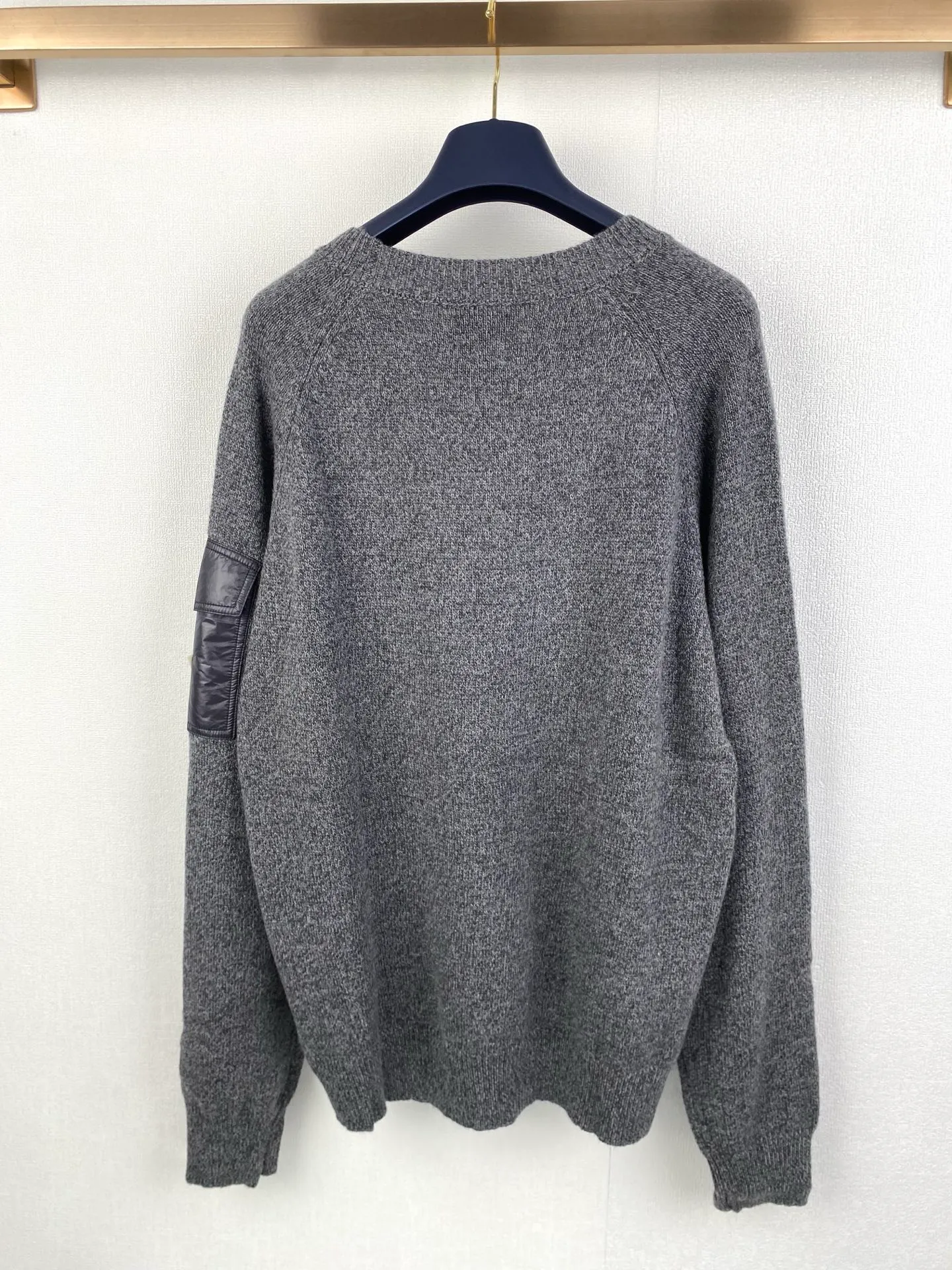 P440 MONCLER round neck long-sleeved wool and cashmere sweater ●Authentic 6950 purchase and development ●30% wool double-ply blended wool ●Custom-dyed nylon windbreaker material ●Using Japanese imported loom (silver flute) seven needles ●Wool enzyme washing ●Template embroidery ●Customized 1:1 chapter ●Customized 1:1 buttons ●Customized 1:1 trademark ●Fit-fitting version ●Size: S M L XL ●Dry cleaning is recommended (this product is made of wool and is not easy to machine wash)