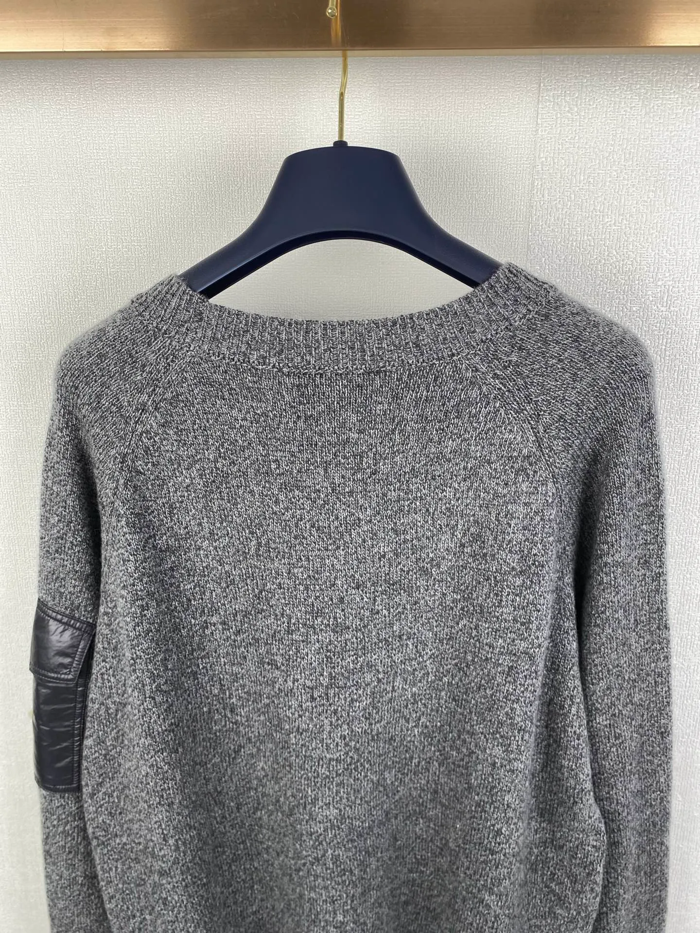 P440 MONCLER round neck long-sleeved wool and cashmere sweater ●Authentic 6950 purchase and development ●30% wool double-ply blended wool ●Custom-dyed nylon windbreaker material ●Using Japanese imported loom (silver flute) seven needles ●Wool enzyme washing ●Template embroidery ●Customized 1:1 chapter ●Customized 1:1 buttons ●Customized 1:1 trademark ●Fit-fitting version ●Size: S M L XL ●Dry cleaning is recommended (this product is made of wool and is not easy to machine wash)