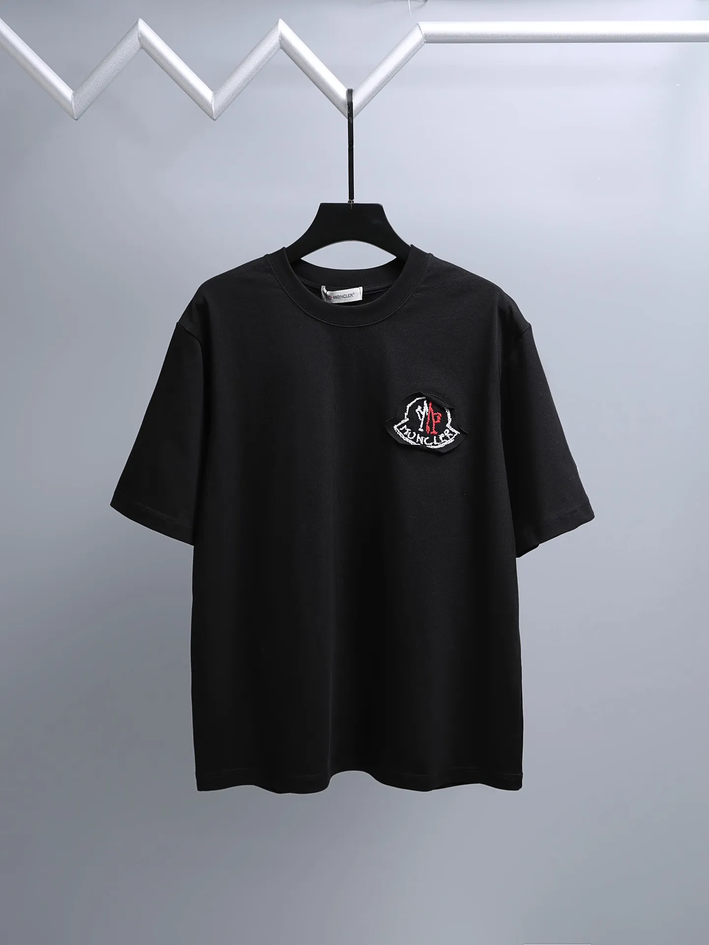 P170 MONCLER muzzle* 2꯭0꯭2꯭6 new spring and summer model ❤️ original ⌚️ high version muzzle fabric is made of 280g high-density pure cotton, does not deform and does not shrink. Process introduction: double thread movement, small patch embroidery on the chest🪡, precision embroidery of the back Logo Color: black SIZE: S-XXL