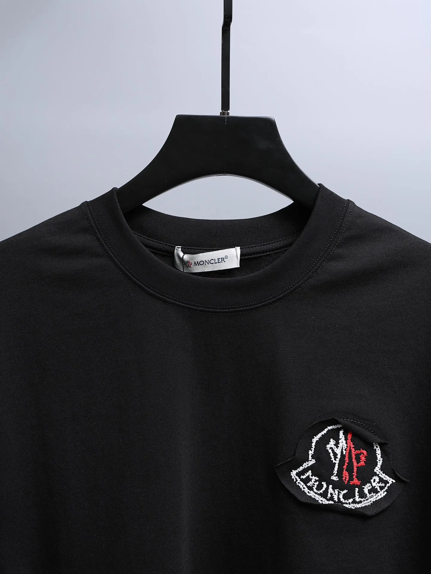 P170 MONCLER muzzle* 2꯭0꯭2꯭6 new spring and summer model ❤️ original ⌚️ high version muzzle fabric is made of 280g high-density pure cotton, does not deform and does not shrink. Process introduction: double thread movement, small patch embroidery on the chest🪡, precision embroidery of the back Logo Color: black SIZE: S-XXL