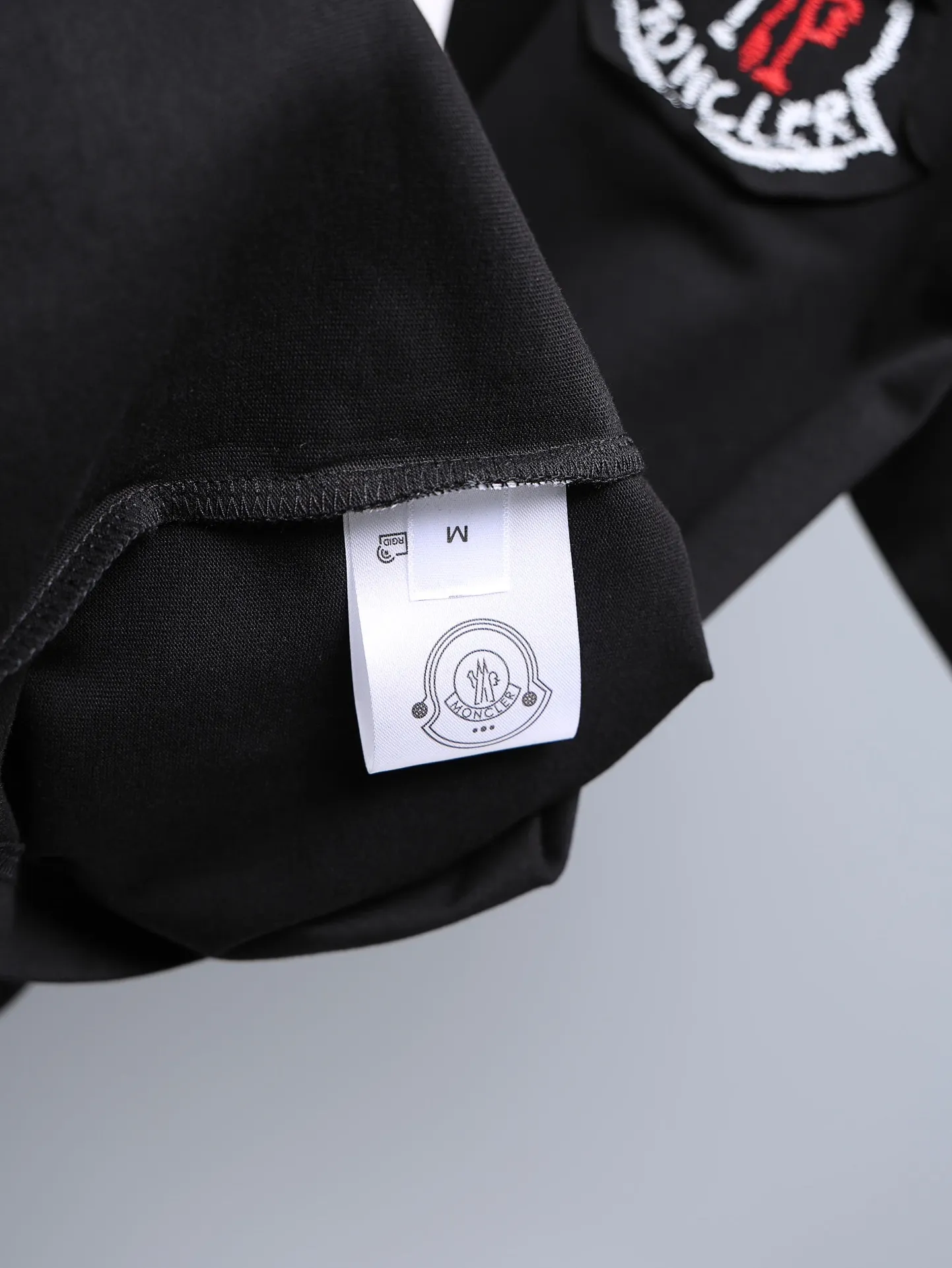 P170 MONCLER muzzle* 2꯭0꯭2꯭6 new spring and summer model ❤️ original ⌚️ high version muzzle fabric is made of 280g high-density pure cotton, does not deform and does not shrink. Process introduction: double thread movement, small patch embroidery on the chest🪡, precision embroidery of the back Logo Color: black SIZE: S-XXL
