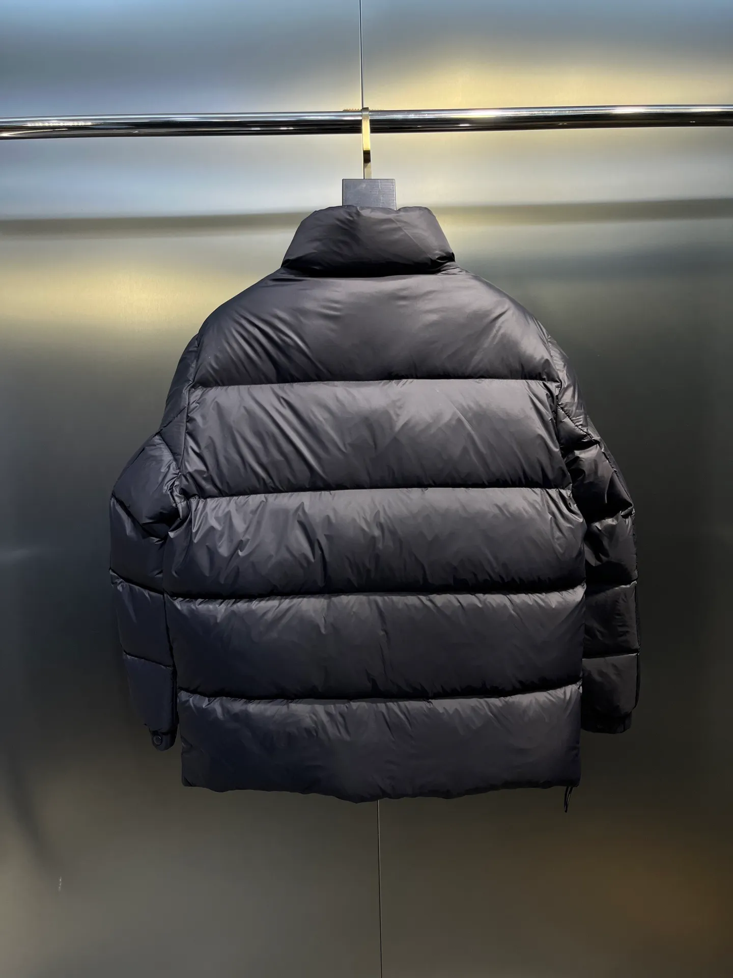 P840 Moncler Citala🌟 Short men's down jacket. Looking at it, there is no other version on the market that can beat it. 130w + one ton of premium European gooseneck velvet filling. 850+ fill power, which is twice as thick as the market version and twice as light. Citala men's short down jacket is made of pop-colored light fabric, highlighting the vitality of the series. Made from lightweight nylon with a longue saison lining, the Citala down jacket is comfortable and warm without being bulky. This cropped down jacket has a comfortable fit, a signature turtleneck and a quilted, checkered silhouette. Details size: 12345