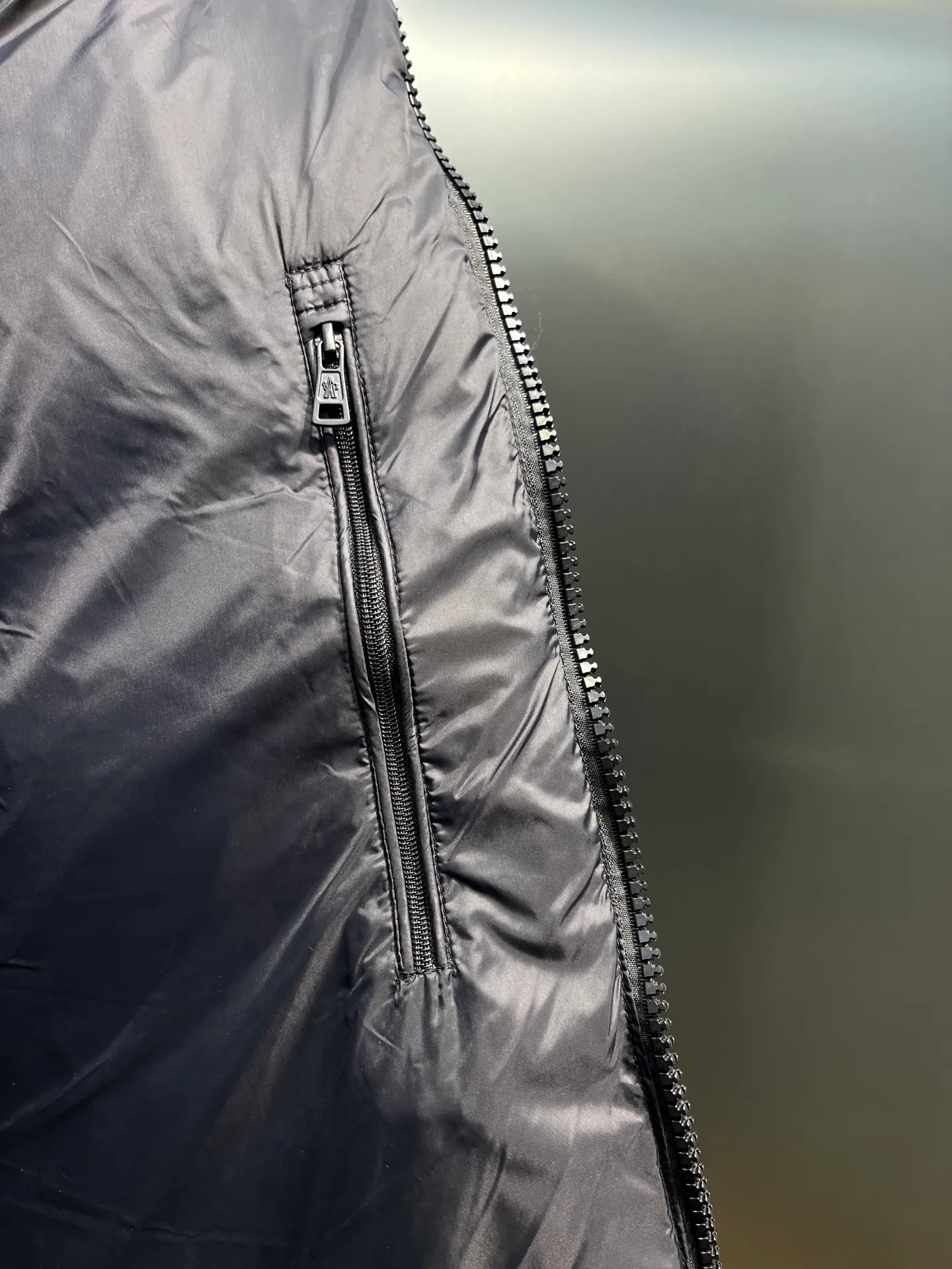 P840 Moncler Citala🌟 Short men's down jacket. Looking at it, there is no other version on the market that can beat it. 130w + one ton of premium European gooseneck velvet filling. 850+ fill power, which is twice as thick as the market version and twice as light. Citala men's short down jacket is made of pop-colored light fabric, highlighting the vitality of the series. Made from lightweight nylon with a longue saison lining, the Citala down jacket is comfortable and warm without being bulky. This cropped down jacket has a comfortable fit, a signature turtleneck and a quilted, checkered silhouette. Details size: 12345