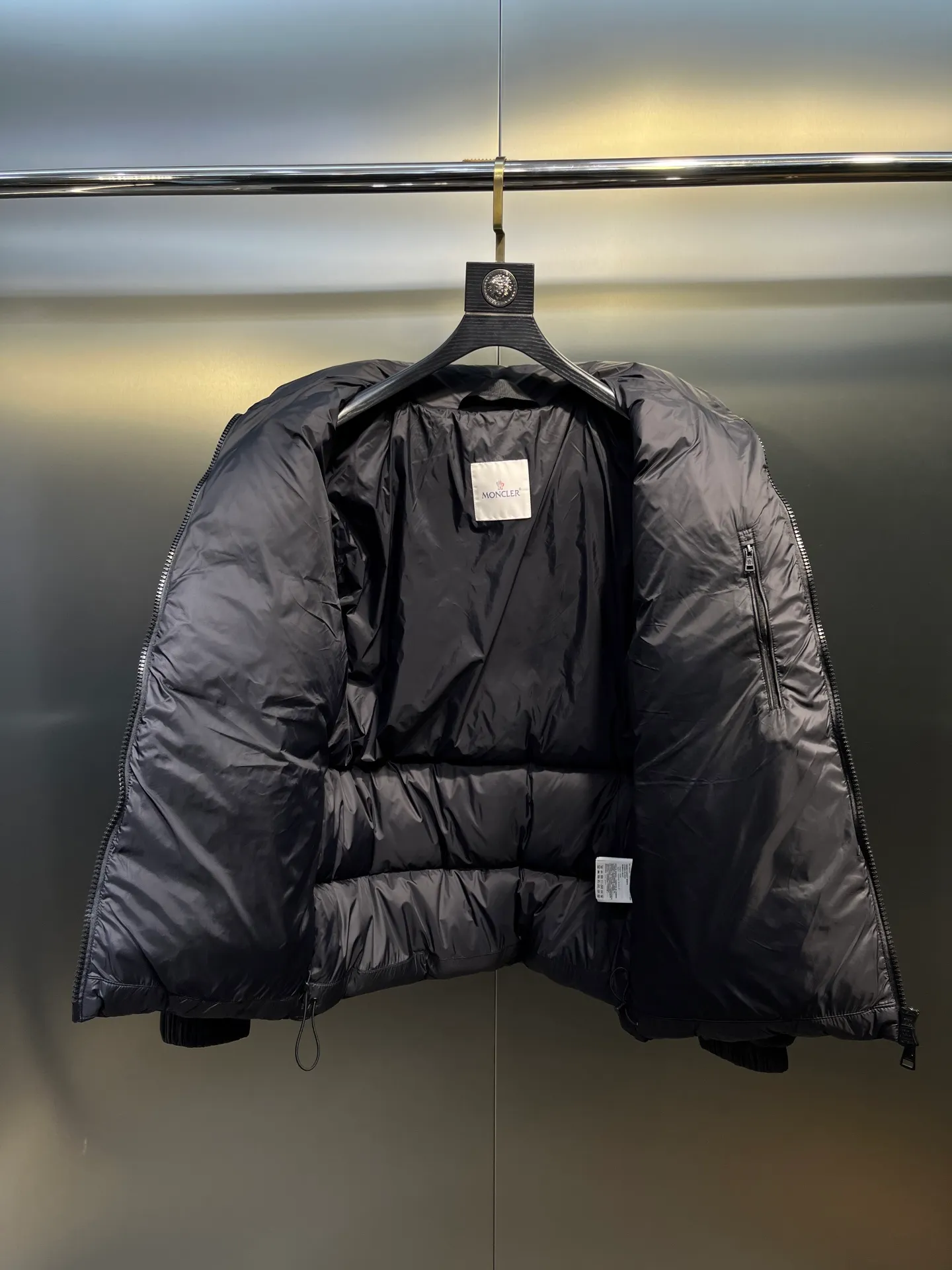 P840 Moncler Citala🌟 Short men's down jacket. Looking at it, there is no other version on the market that can beat it. 130w + one ton of premium European gooseneck velvet filling. 850+ fill power, which is twice as thick as the market version and twice as light. Citala men's short down jacket is made of pop-colored light fabric, highlighting the vitality of the series. Made from lightweight nylon with a longue saison lining, the Citala down jacket is comfortable and warm without being bulky. This cropped down jacket has a comfortable fit, a signature turtleneck and a quilted, checkered silhouette. Details size: 12345