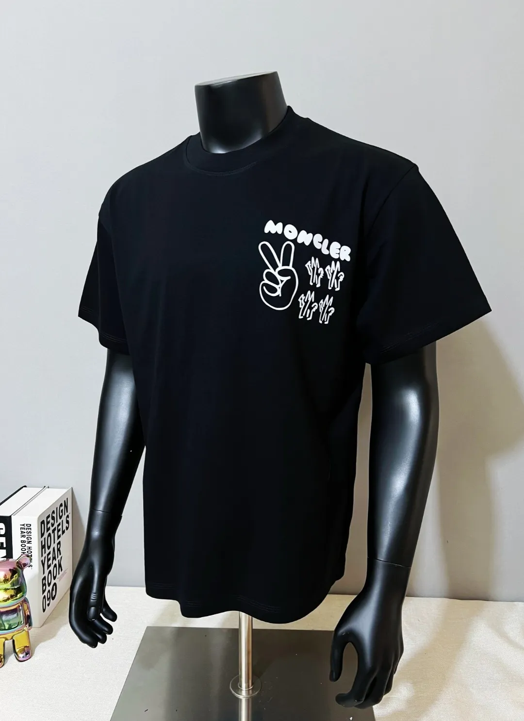 P140 MONCLER is new, 2026ss new official version, logo printed short-sleeved T-shirt, details match official version, logo size is strictly controlled , standard size, details are in sync with the official version; 240g double yarn 100% cotton fabric is selected, imported woven thread, the neckline is boned to prevent deformation, washed at high temperature at the factory, the fabric is soft and breathable, does not shrink and prevent deformation, NCF washed mark identification, details are in place and the upper body is good-looking, European size version, loose and suitable, the same color as the official website: black, size XS-L (L size can wear 200 pounds)