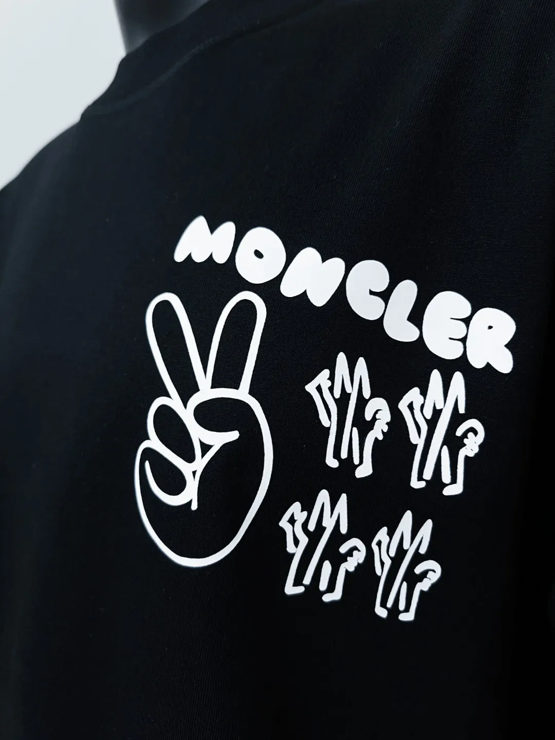 P140 MONCLER is new, 2026ss new official version, logo printed short-sleeved T-shirt, details match official version, logo size is strictly controlled , standard size, details are in sync with the official version; 240g double yarn 100% cotton fabric is selected, imported woven thread, the neckline is boned to prevent deformation, washed at high temperature at the factory, the fabric is soft and breathable, does not shrink and prevent deformation, NCF washed mark identification, details are in place and the upper body is good-looking, European size version, loose and suitable, the same color as the official website: black, size XS-L (L size can wear 200 pounds)