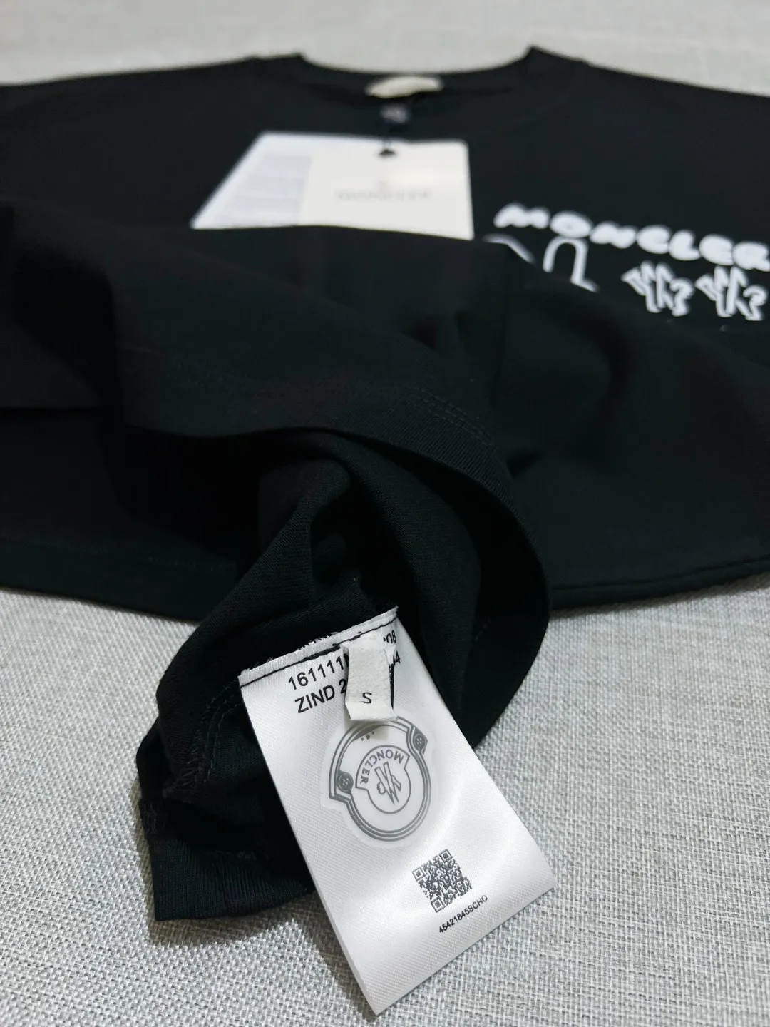 P140 MONCLER is new, 2026ss new official version, logo printed short-sleeved T-shirt, details match official version, logo size is strictly controlled , standard size, details are in sync with the official version; 240g double yarn 100% cotton fabric is selected, imported woven thread, the neckline is boned to prevent deformation, washed at high temperature at the factory, the fabric is soft and breathable, does not shrink and prevent deformation, NCF washed mark identification, details are in place and the upper body is good-looking, European size version, loose and suitable, the same color as the official website: black, size XS-L (L size can wear 200 pounds)