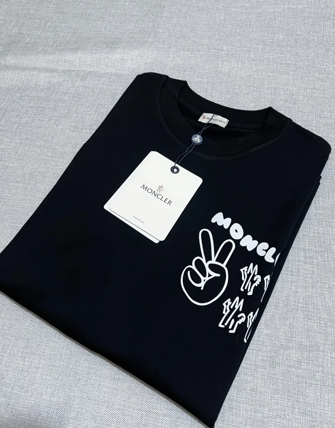 P140 MONCLER is new, 2026ss new official version, logo printed short-sleeved T-shirt, details match official version, logo size is strictly controlled , standard size, details are in sync with the official version; 240g double yarn 100% cotton fabric is selected, imported woven thread, the neckline is boned to prevent deformation, washed at high temperature at the factory, the fabric is soft and breathable, does not shrink and prevent deformation, NCF washed mark identification, details are in place and the upper body is good-looking, European size version, loose and suitable, the same color as the official website: black, size XS-L (L size can wear 200 pounds)
