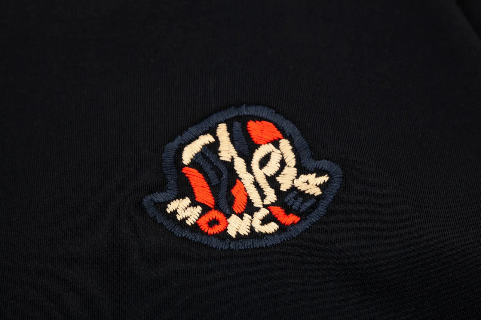 P150 [MONCLER] 2024FW short-sleeved T-shirt, embroidery technology, high-end 32s double yarn 260g fabric, heavy fabric, custom stretcher rib, same vat and dye, complete three standards, same style for men and women, color: black, white, size: S M L XL XXL