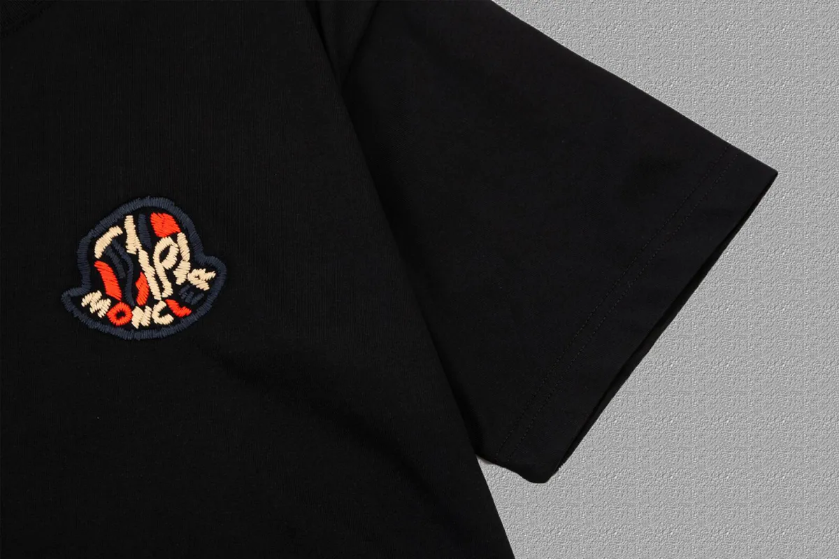 P150 [MONCLER] 2024FW short-sleeved T-shirt, embroidery technology, high-end 32s double yarn 260g fabric, heavy fabric, custom stretcher rib, same vat and dye, complete three standards, same style for men and women, color: black, white, size: S M L XL XXL