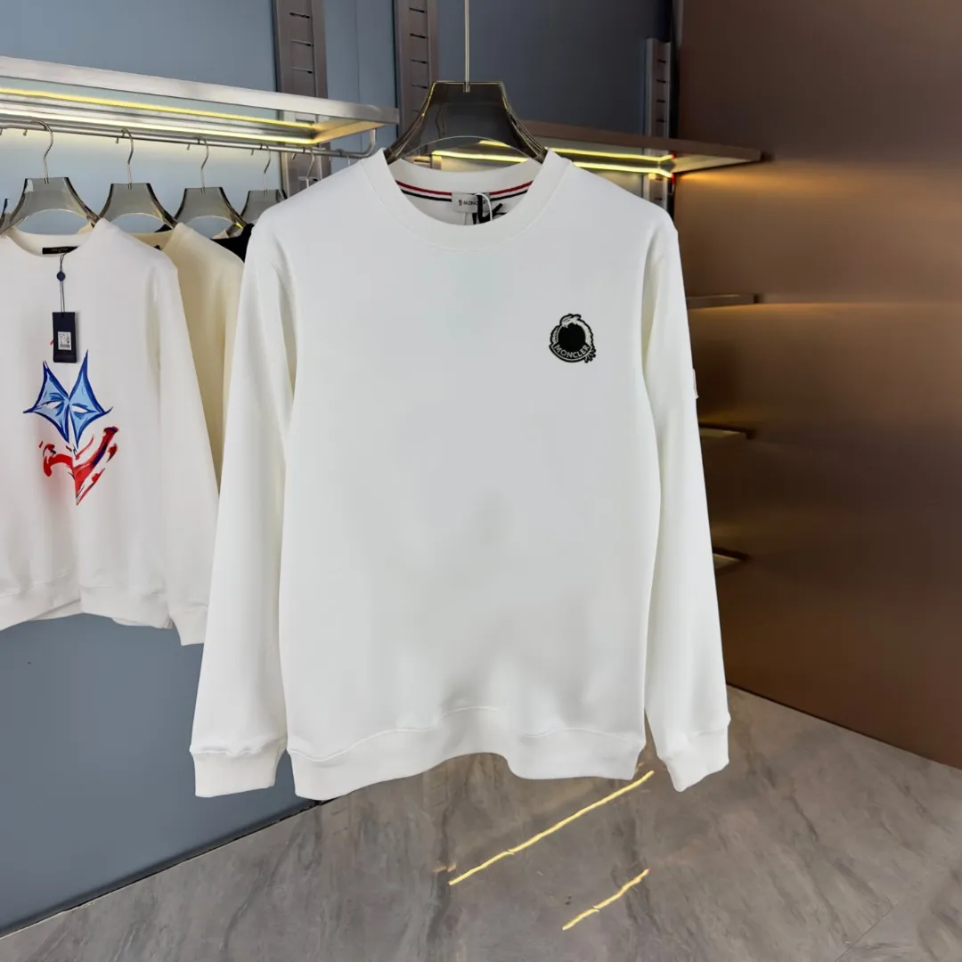 P210 High-version sweatshirt) [Long-term stock] 〖𝐌𝐎𝐍𝐂𝐋𝐄𝐑~Mask〗 Made of 440g heavy-weight fabric. It is different from the market currency. It can be matched with any variety and is properly handsome. 😎The whole dress is made of double waistcoats. The double waistcoats make the whole dress more three-dimensional. Not ordinary factories can do such fine work. 2025 Spring runway version of the T stage, on sale at the counter, round neck terry sweatshirt, high-end double-strand pure cotton, custom-made stretch ribs, dyed in the same vat, complete with three standards, matched with exquisite embroidered LOGO on the chest, simple and advanced, same style for men and women. Color: black, apricot, white, size: S M L XL 2XL