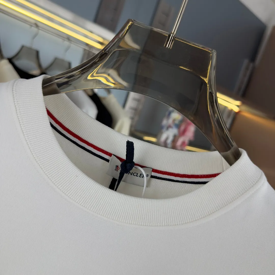 P210 High-version sweatshirt) [Long-term stock] 〖𝐌𝐎𝐍𝐂𝐋𝐄𝐑~Mask〗 Made of 440g heavy-weight fabric. It is different from the market currency. It can be matched with any variety and is properly handsome. 😎The whole dress is made of double waistcoats. The double waistcoats make the whole dress more three-dimensional. Not ordinary factories can do such fine work. 2025 Spring runway version of the T stage, on sale at the counter, round neck terry sweatshirt, high-end double-strand pure cotton, custom-made stretch ribs, dyed in the same vat, complete with three standards, matched with exquisite embroidered LOGO on the chest, simple and advanced, same style for men and women. Color: black, apricot, white, size: S M L XL 2XL
