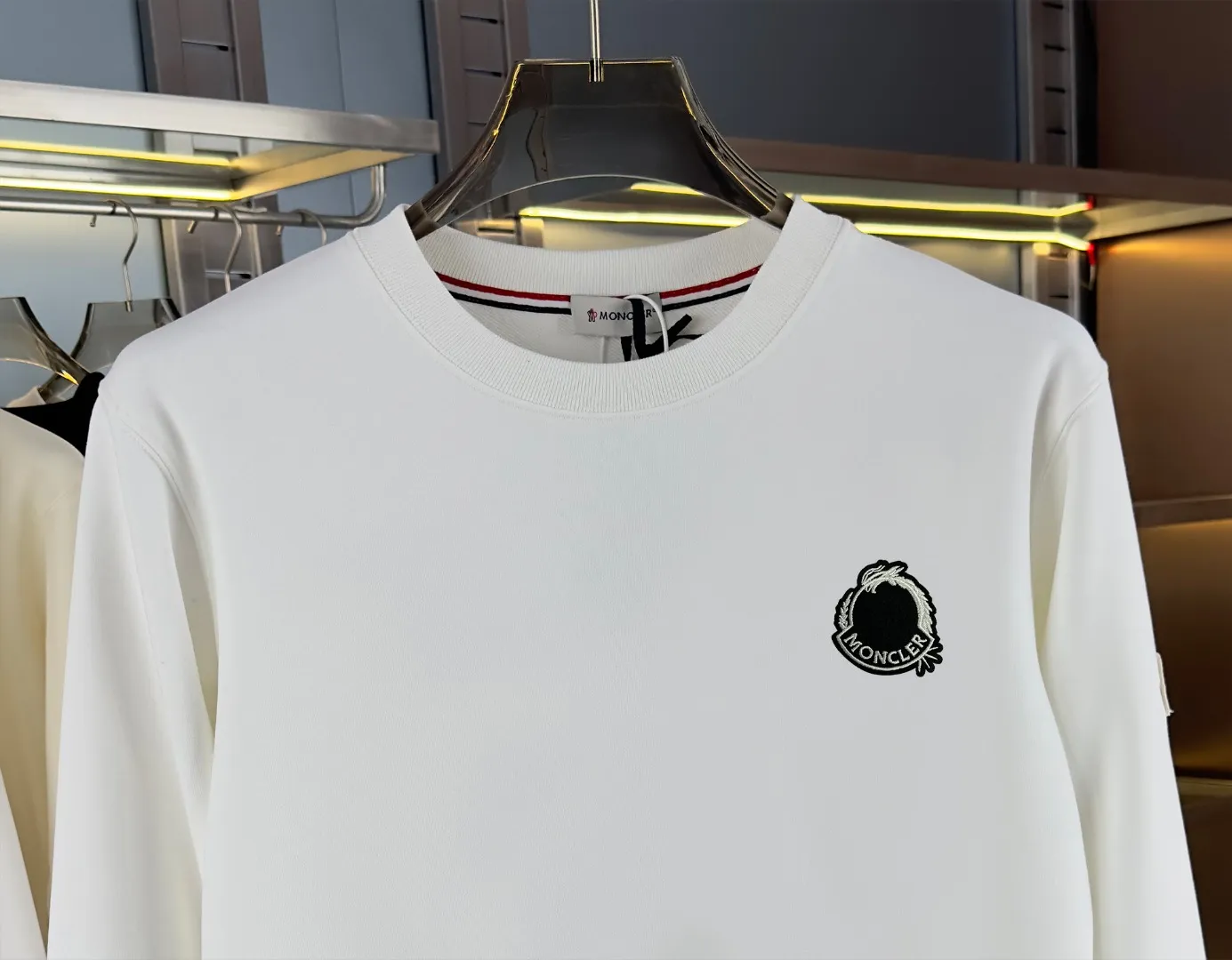 P210 High-version sweatshirt) [Long-term stock] 〖𝐌𝐎𝐍𝐂𝐋𝐄𝐑~Mask〗 Made of 440g heavy-weight fabric. It is different from the market currency. It can be matched with any variety and is properly handsome. 😎The whole dress is made of double waistcoats. The double waistcoats make the whole dress more three-dimensional. Not ordinary factories can do such fine work. 2025 Spring runway version of the T stage, on sale at the counter, round neck terry sweatshirt, high-end double-strand pure cotton, custom-made stretch ribs, dyed in the same vat, complete with three standards, matched with exquisite embroidered LOGO on the chest, simple and advanced, same style for men and women. Color: black, apricot, white, size: S M L XL 2XL