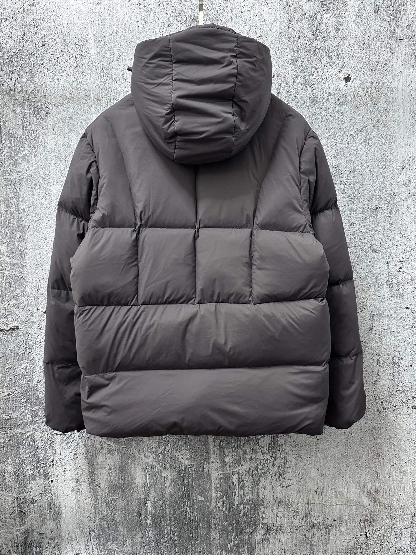 P860 [moncler] Fusain men's hooded short down jacket Exclusive hot new 2025 autumn and winter 🆕down jacket Original customized hardware accessories are all imported and original customization Welcome to compare Absolutely high quality Using top-grade 90 white duck down Super soft and full of feathers Super heavy workmanship The fabric is extremely comfortable 👍The version is perfect Note⚠The fabric is super comfortable Exclusive model Non-market goods Unisex size 1 2 3 4 5
