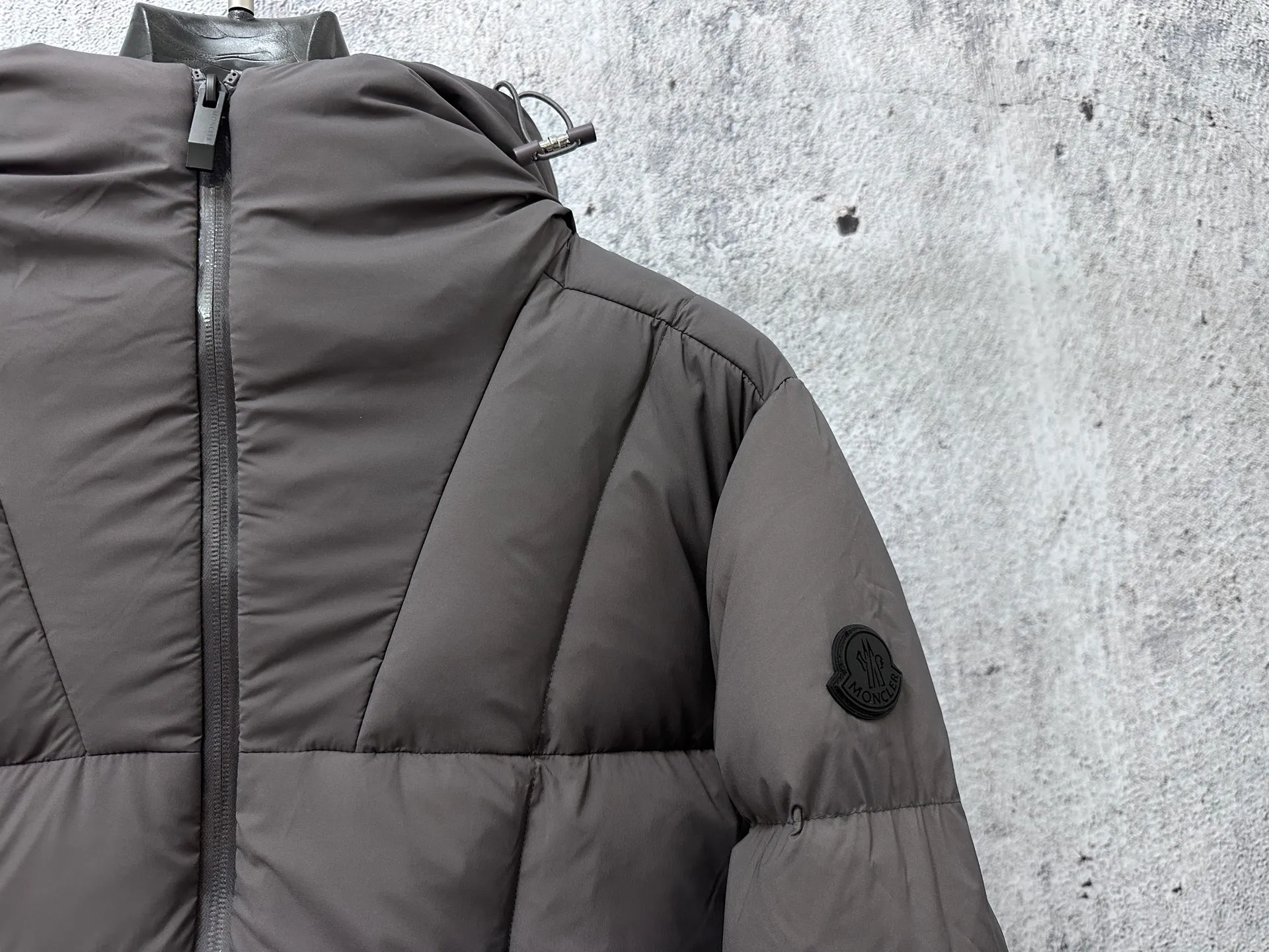 P860 [moncler] Fusain men's hooded short down jacket Exclusive hot new 2025 autumn and winter 🆕down jacket Original customized hardware accessories are all imported and original customization Welcome to compare Absolutely high quality Using top-grade 90 white duck down Super soft and full of feathers Super heavy workmanship The fabric is extremely comfortable 👍The version is perfect Note⚠The fabric is super comfortable Exclusive model Non-market goods Unisex size 1 2 3 4 5