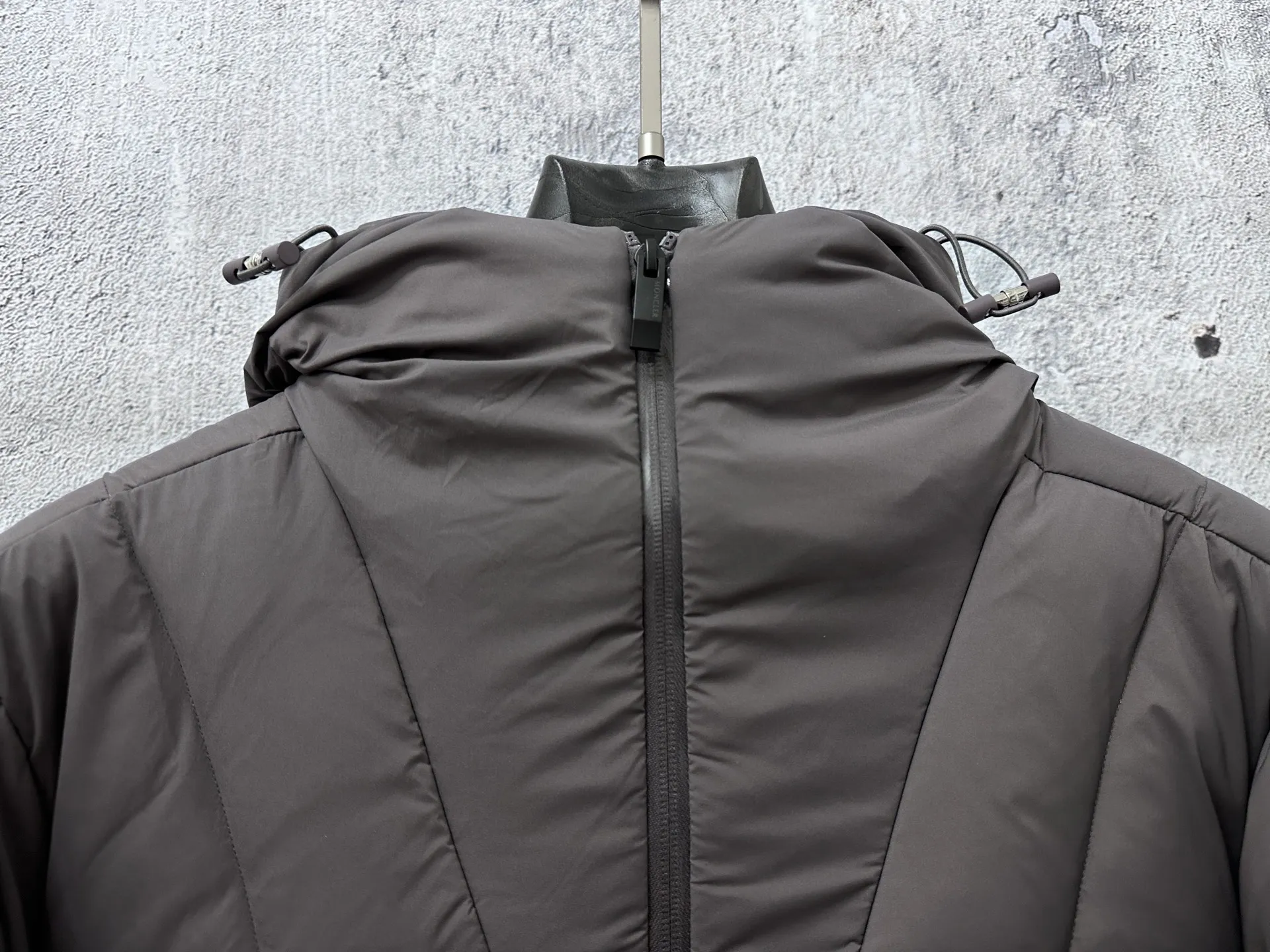 P860 [moncler] Fusain men's hooded short down jacket Exclusive hot new 2025 autumn and winter 🆕down jacket Original customized hardware accessories are all imported and original customization Welcome to compare Absolutely high quality Using top-grade 90 white duck down Super soft and full of feathers Super heavy workmanship The fabric is extremely comfortable 👍The version is perfect Note⚠The fabric is super comfortable Exclusive model Non-market goods Unisex size 1 2 3 4 5