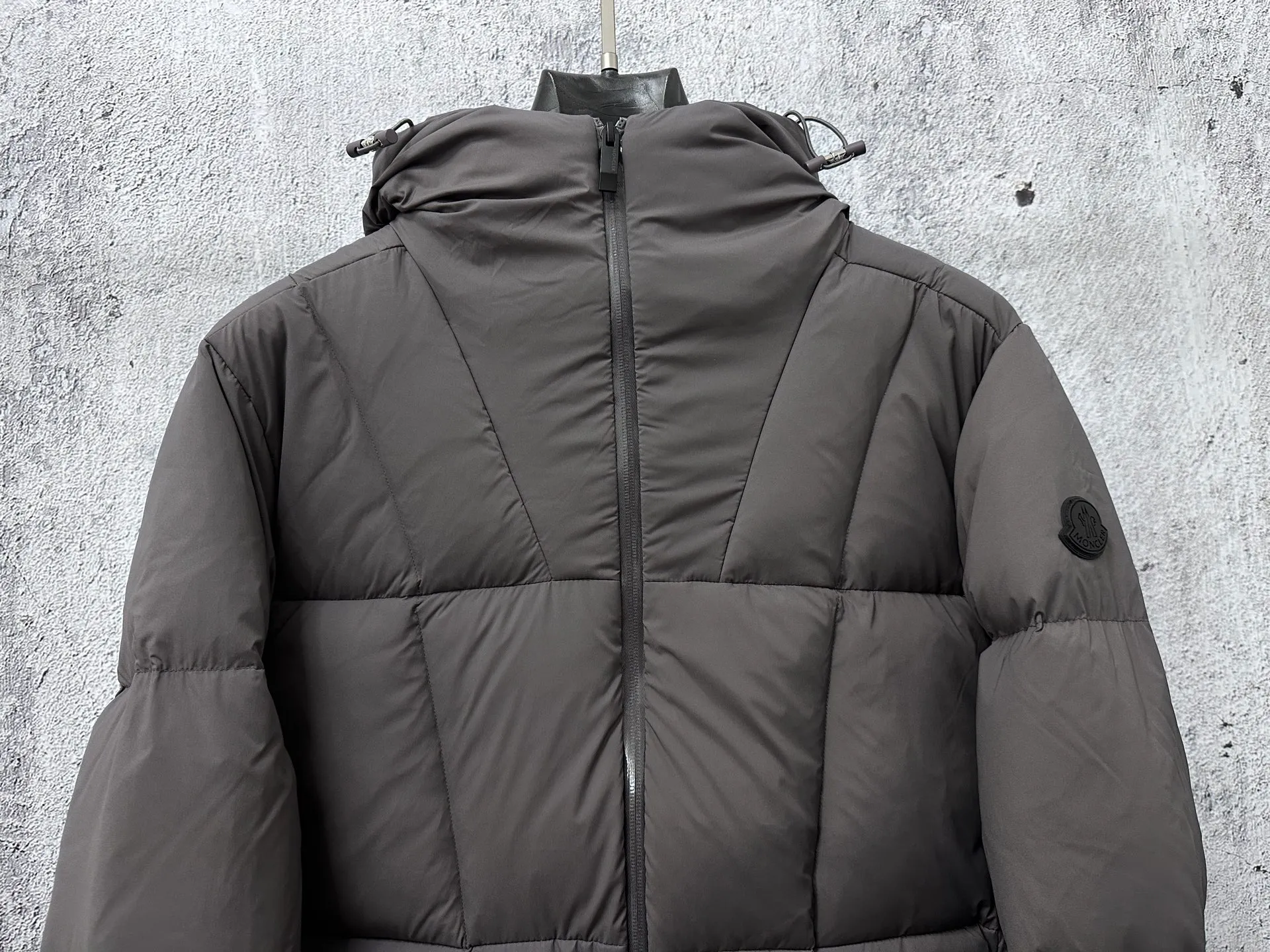 P860 [moncler] Fusain men's hooded short down jacket Exclusive hot new 2025 autumn and winter 🆕down jacket Original customized hardware accessories are all imported and original customization Welcome to compare Absolutely high quality Using top-grade 90 white duck down Super soft and full of feathers Super heavy workmanship The fabric is extremely comfortable 👍The version is perfect Note⚠The fabric is super comfortable Exclusive model Non-market goods Unisex size 1 2 3 4 5