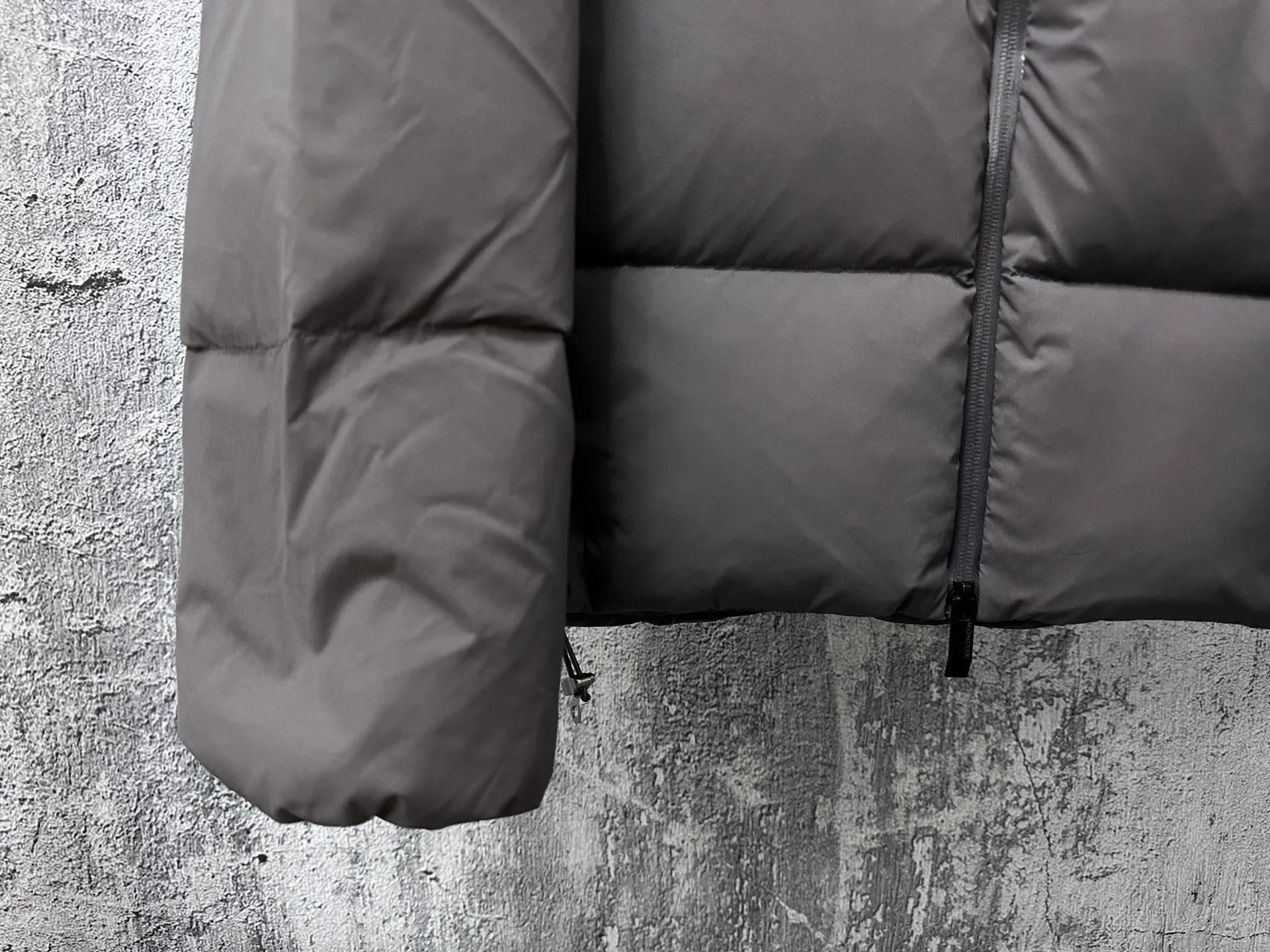 P860 [moncler] Fusain men's hooded short down jacket Exclusive hot new 2025 autumn and winter 🆕down jacket Original customized hardware accessories are all imported and original customization Welcome to compare Absolutely high quality Using top-grade 90 white duck down Super soft and full of feathers Super heavy workmanship The fabric is extremely comfortable 👍The version is perfect Note⚠The fabric is super comfortable Exclusive model Non-market goods Unisex size 1 2 3 4 5