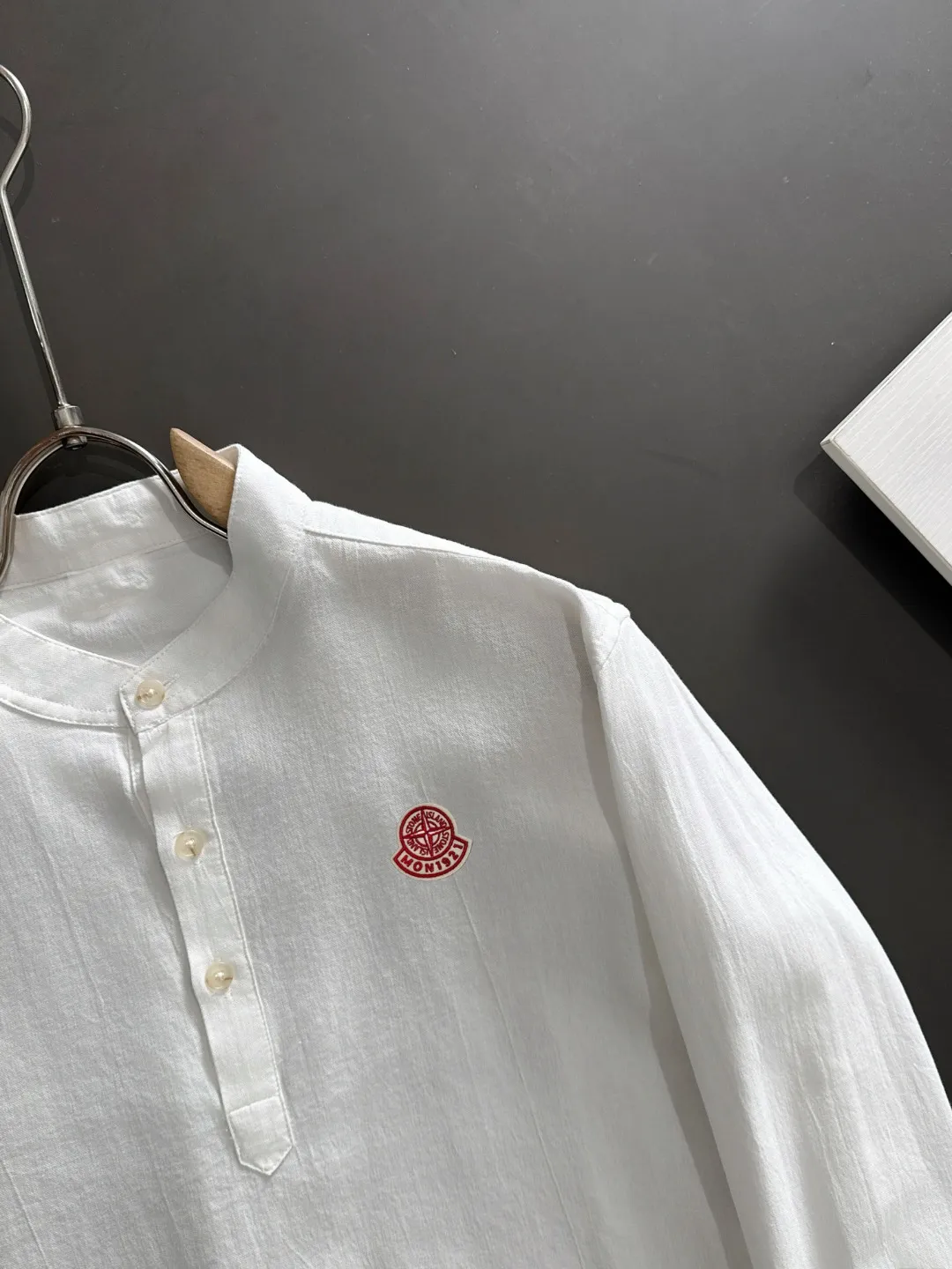 Next day shipment P360 MONCLER/Mongolian joint Stone Island Exclusive launch of 25ss new autumn and winter long sleeves Many celebrities have the same style. Craftsmanship that ordinary small workshops cannot copy. We are not afraid of any challenges in terms of materials, detail restoration and craftsmanship, just to provide you with wonderful products. Compare the top original versions at will. No expense is spared just to make it better. Unique imported fabric feel. Purely imported German machine production. Precision operation and 10,000-needle density. A complete set of new accessories with three standards for simultaneous customization. The upper body is versatile and fashionable. It is a perfect choice for autumn and winter. It is a must-have item. Size chart: M to XXXL (or please state your height and weight when placing an order)
