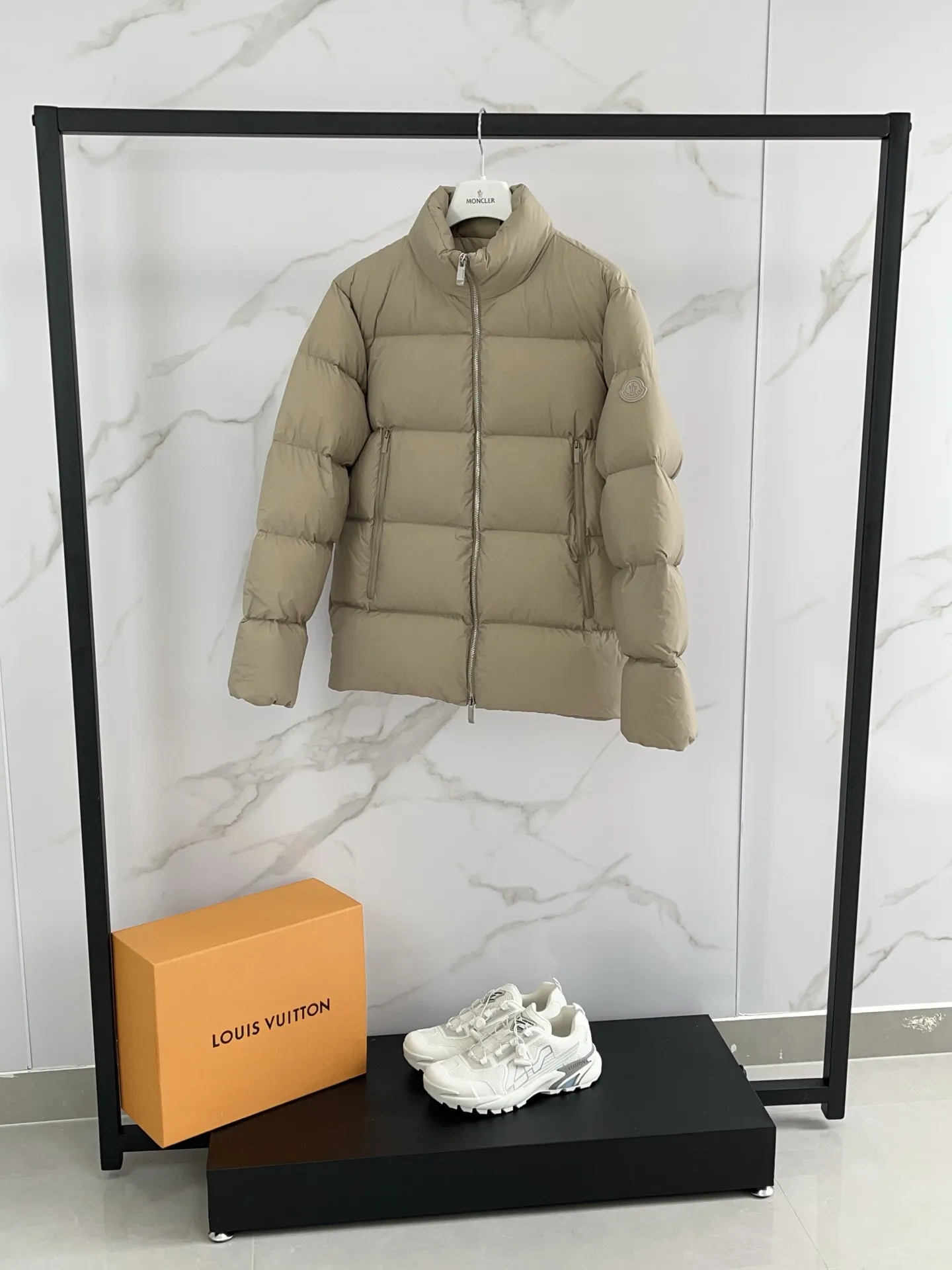P1100 🆕❤️25 Moncler’s new Tarn men’s short down jacket Tarn down jacket cleverly combines the protection of functional fabrics with the comfort of natural fabrics. Short design made from soft nylon fabric that's lightweight and functional. Modern design with a loose fit and bold proportions. Size: 12345 Color: black light beige