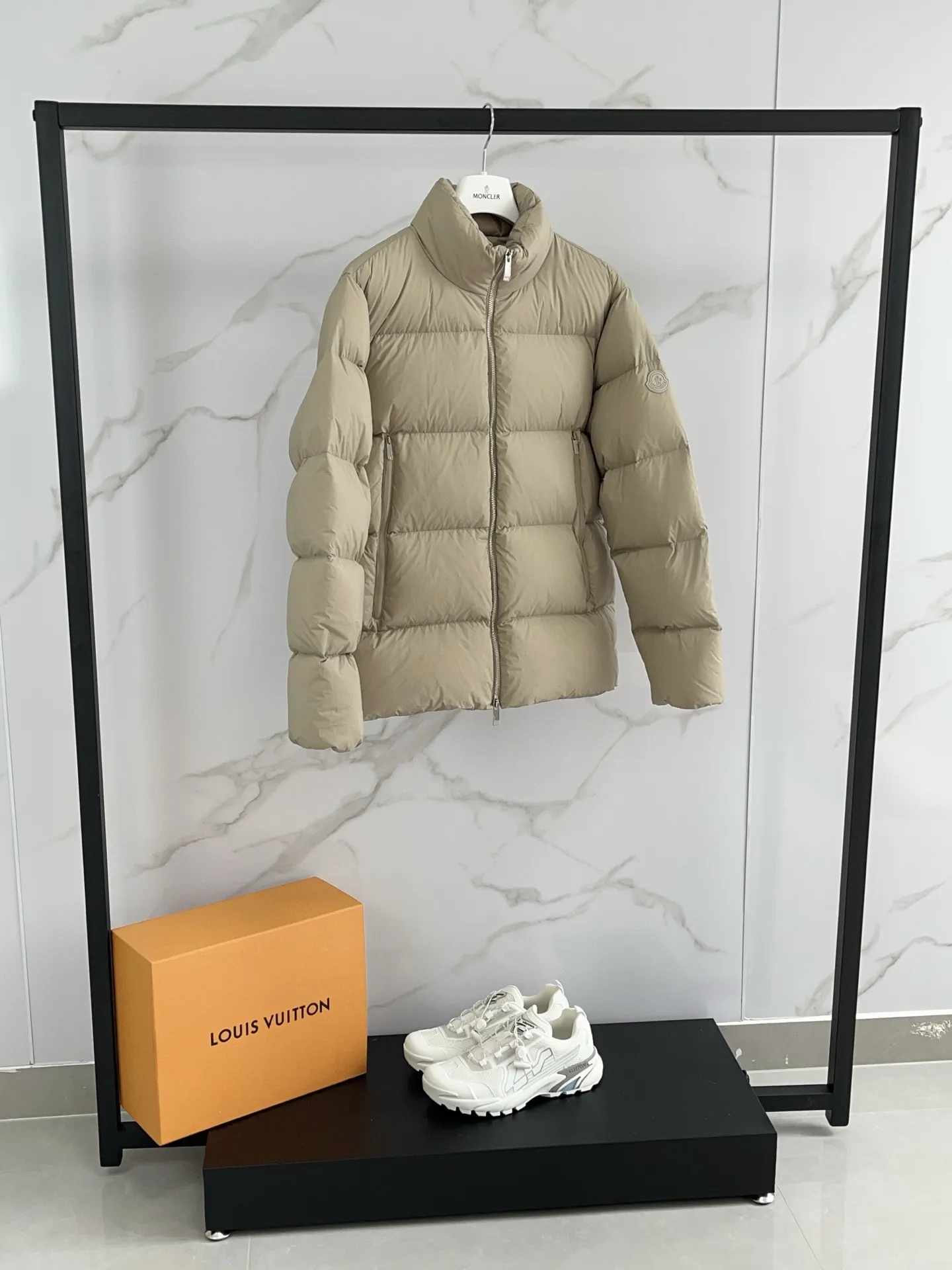 P1100 🆕❤️25 Moncler’s new Tarn men’s short down jacket Tarn down jacket cleverly combines the protection of functional fabrics with the comfort of natural fabrics. Short design made from soft nylon fabric that's lightweight and functional. Modern design with a loose fit and bold proportions. Size: 12345 Color: black light beige