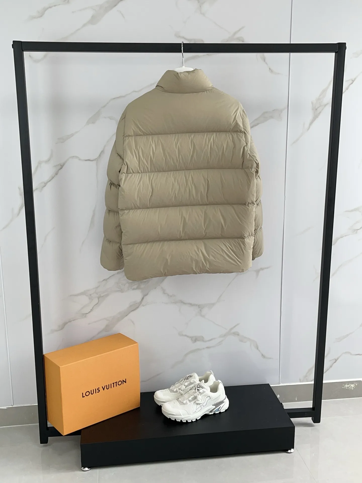P1100 🆕❤️25 Moncler’s new Tarn men’s short down jacket Tarn down jacket cleverly combines the protection of functional fabrics with the comfort of natural fabrics. Short design made from soft nylon fabric that's lightweight and functional. Modern design with a loose fit and bold proportions. Size: 12345 Color: black light beige