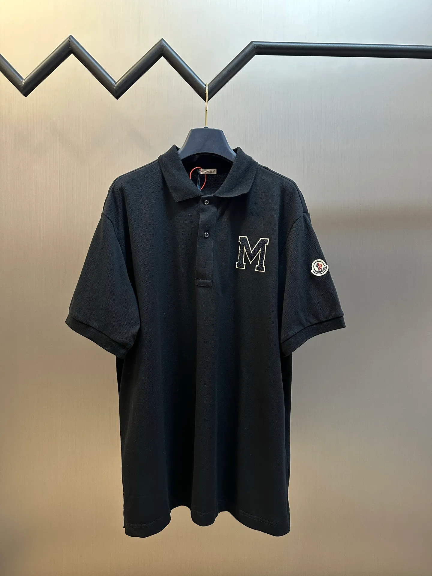 P280 Moncler terry embroidered Polo shirt, custom-made piqué pure cotton sateen, the M letter on the chest is outlined on navy blue with navy blue thread, giving the Polo shirt an instant relief-like spatial layering, which complements the badges on the sleeves and highlights the brand style.  It adopts towel embroidery technology, a traditional hand-made embroidery technology, which uses needle method to embroider. It is completed by changing the hooking action of a special machine head, and the coils are interlocked one by one, thus bringing a towel-like texture and effect.  size：s m l xl