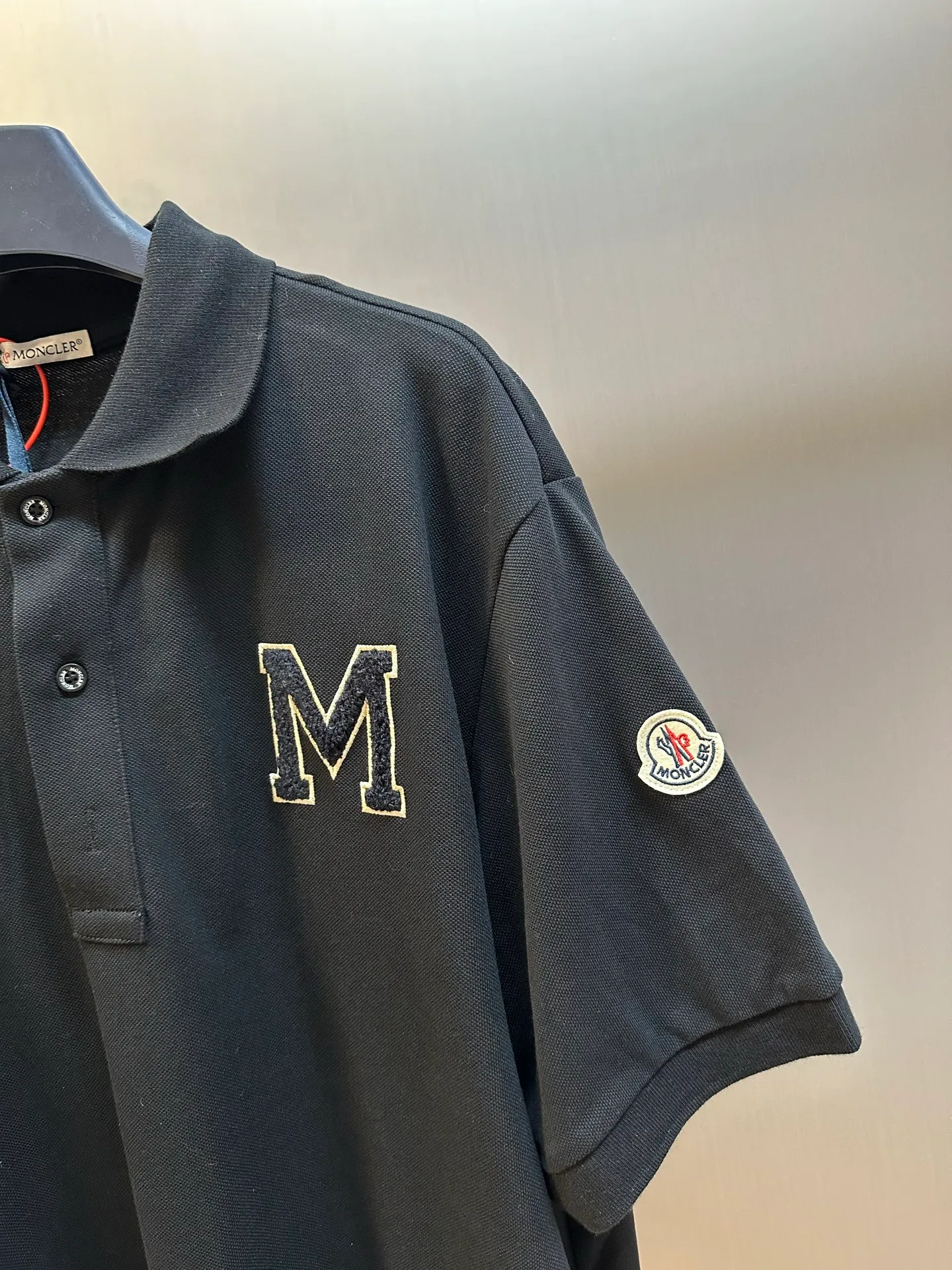 P280 Moncler terry embroidered Polo shirt, custom-made piqué pure cotton sateen, the M letter on the chest is outlined on navy blue with navy blue thread, giving the Polo shirt an instant relief-like spatial layering, which complements the badges on the sleeves and highlights the brand style.  It adopts towel embroidery technology, a traditional hand-made embroidery technology, which uses needle method to embroider. It is completed by changing the hooking action of a special machine head, and the coils are interlocked one by one, thus bringing a towel-like texture and effect.  size：s m l xl