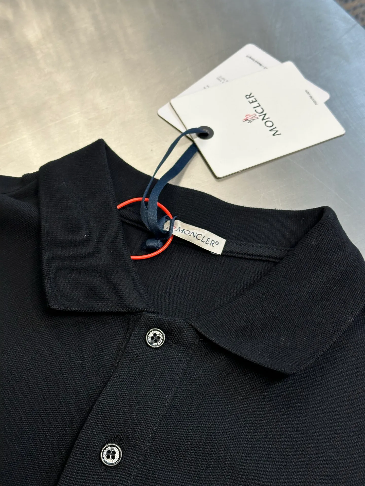 P280 Moncler terry embroidered Polo shirt, custom-made piqué pure cotton sateen, the M letter on the chest is outlined on navy blue with navy blue thread, giving the Polo shirt an instant relief-like spatial layering, which complements the badges on the sleeves and highlights the brand style.  It adopts towel embroidery technology, a traditional hand-made embroidery technology, which uses needle method to embroider. It is completed by changing the hooking action of a special machine head, and the coils are interlocked one by one, thus bringing a towel-like texture and effect.  size：s m l xl