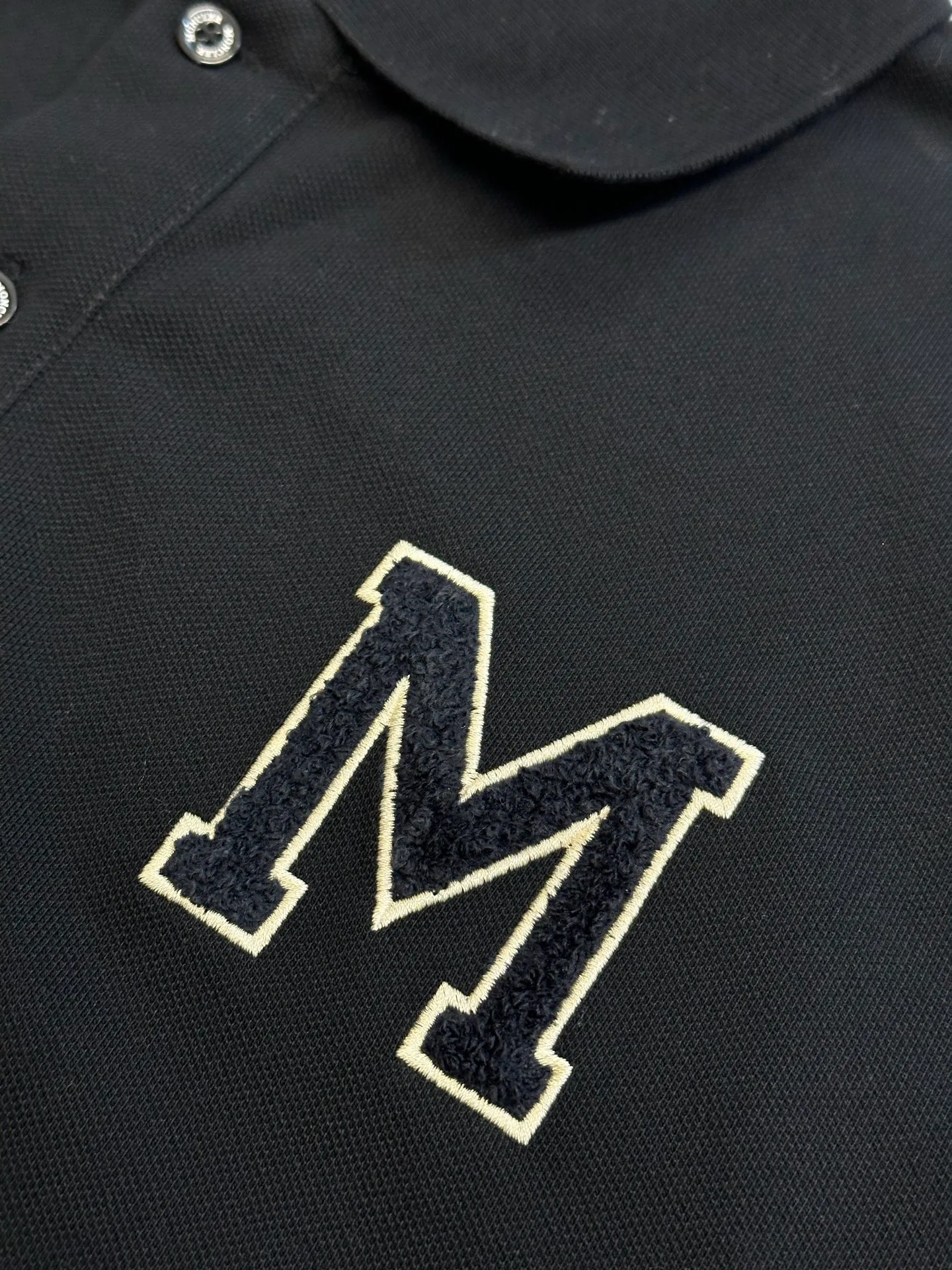 P280 Moncler terry embroidered Polo shirt, custom-made piqué pure cotton sateen, the M letter on the chest is outlined on navy blue with navy blue thread, giving the Polo shirt an instant relief-like spatial layering, which complements the badges on the sleeves and highlights the brand style.  It adopts towel embroidery technology, a traditional hand-made embroidery technology, which uses needle method to embroider. It is completed by changing the hooking action of a special machine head, and the coils are interlocked one by one, thus bringing a towel-like texture and effect.  size：s m l xl