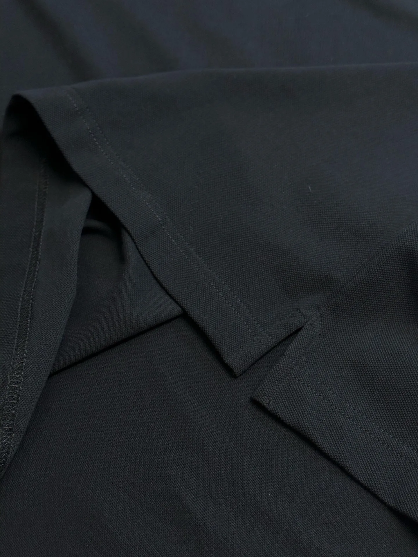 P280 Moncler terry embroidered Polo shirt, custom-made piqué pure cotton sateen, the M letter on the chest is outlined on navy blue with navy blue thread, giving the Polo shirt an instant relief-like spatial layering, which complements the badges on the sleeves and highlights the brand style.  It adopts towel embroidery technology, a traditional hand-made embroidery technology, which uses needle method to embroider. It is completed by changing the hooking action of a special machine head, and the coils are interlocked one by one, thus bringing a towel-like texture and effect.  size：s m l xl
