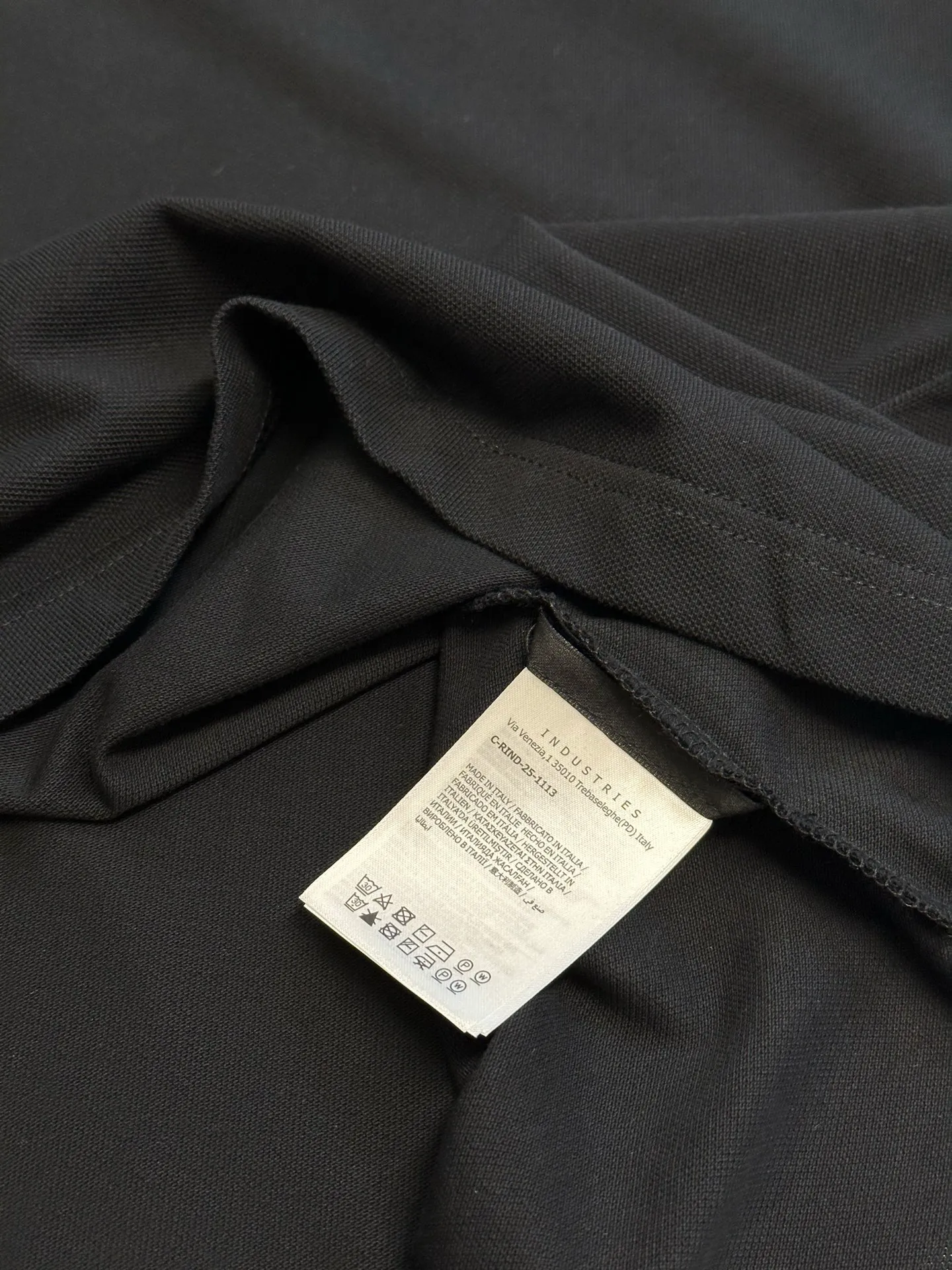 P280 Moncler terry embroidered Polo shirt, custom-made piqué pure cotton sateen, the M letter on the chest is outlined on navy blue with navy blue thread, giving the Polo shirt an instant relief-like spatial layering, which complements the badges on the sleeves and highlights the brand style.  It adopts towel embroidery technology, a traditional hand-made embroidery technology, which uses needle method to embroider. It is completed by changing the hooking action of a special machine head, and the coils are interlocked one by one, thus bringing a towel-like texture and effect.  size：s m l xl