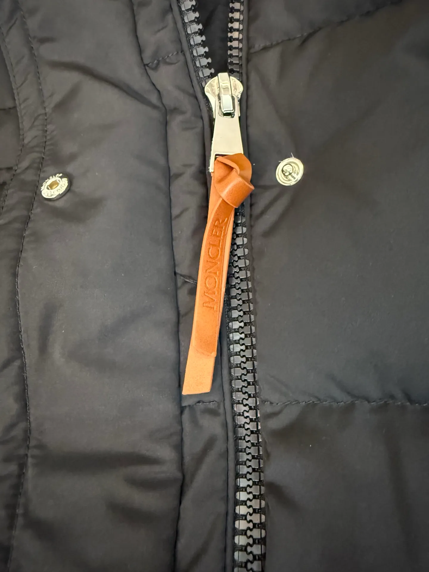 P1180 Moncler* women's hooded long down jacket jacket. Removable oversized fur collar. Real shot of white details