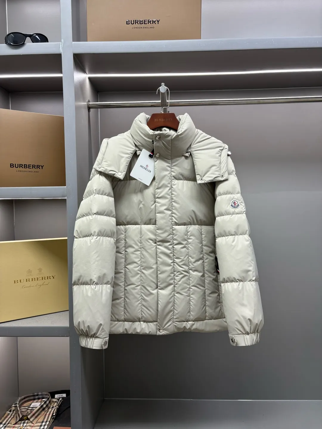 P1100 Moncler's classic removable hooded down jacket, same style for men and women, ready for sale 💥High-end series, hooded down jacket for couples, the hood is removable, the fabric is waterproof and windproof, the four-layer lock velvet does not run away, it is soft and fluffy, very warm, the upper body is contoured, very handsome. Toray's shiny outer material is highly resilient without a trace of stems, with outstanding details and exquisite craftsmanship. It is filled with DIST environmentally friendly 90 white goose down! Basically anywhere in the country is enough! 🔍Details: The yoke and hood are made of fine cotton, the inner layer is made of red nylon fabric with contrasting colors, buttons and hardware are customized one-to-one at the counter, and the Moncler logo patches on the sleeves. Size: M-XXL Color: black beige