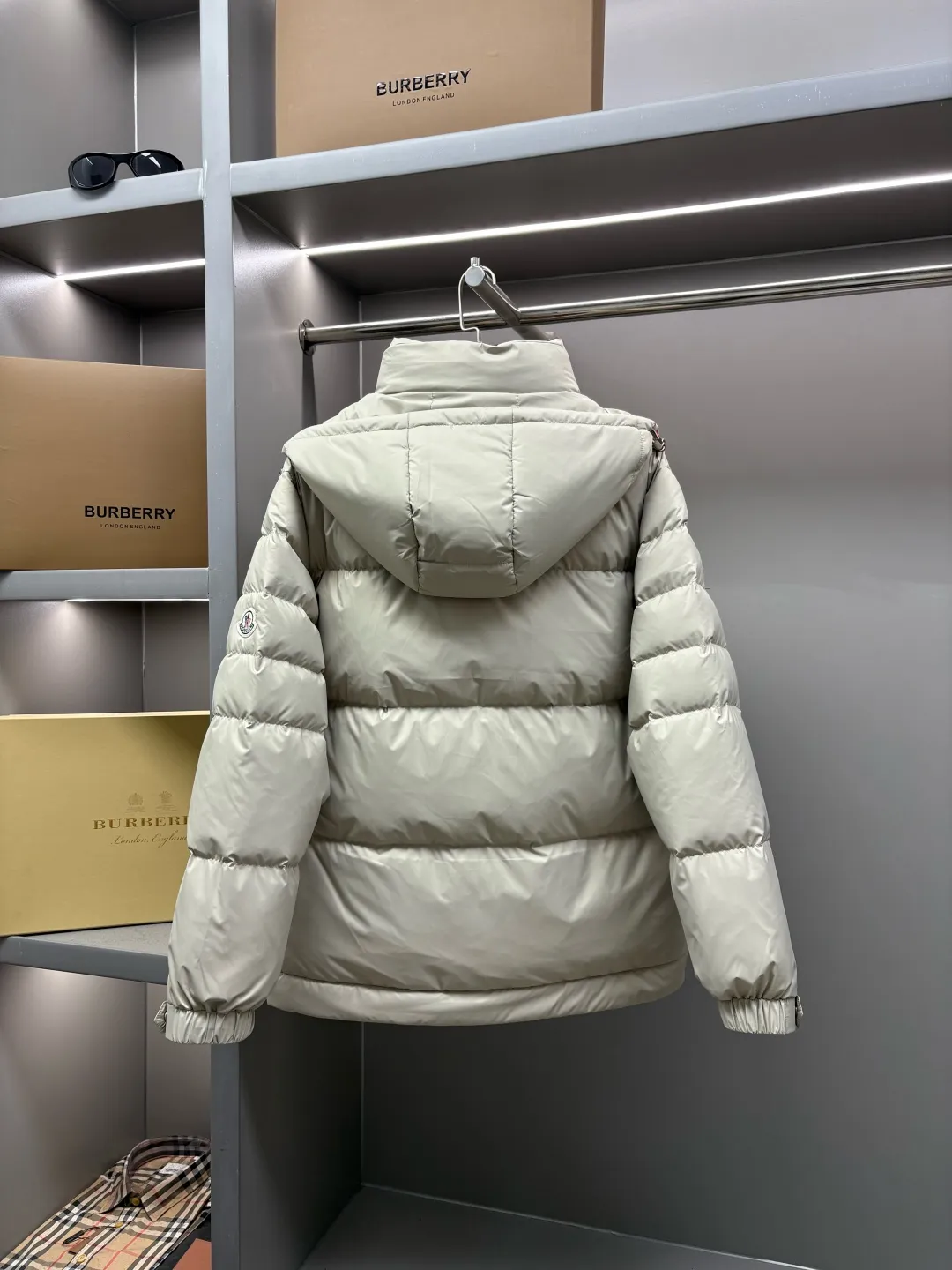 P1100 Moncler's classic removable hooded down jacket, same style for men and women, ready for sale 💥High-end series, hooded down jacket for couples, the hood is removable, the fabric is waterproof and windproof, the four-layer lock velvet does not run away, it is soft and fluffy, very warm, the upper body is contoured, very handsome. Toray's shiny outer material is highly resilient without a trace of stems, with outstanding details and exquisite craftsmanship. It is filled with DIST environmentally friendly 90 white goose down! Basically anywhere in the country is enough! 🔍Details: The yoke and hood are made of fine cotton, the inner layer is made of red nylon fabric with contrasting colors, buttons and hardware are customized one-to-one at the counter, and the Moncler logo patches on the sleeves. Size: M-XXL Color: black beige