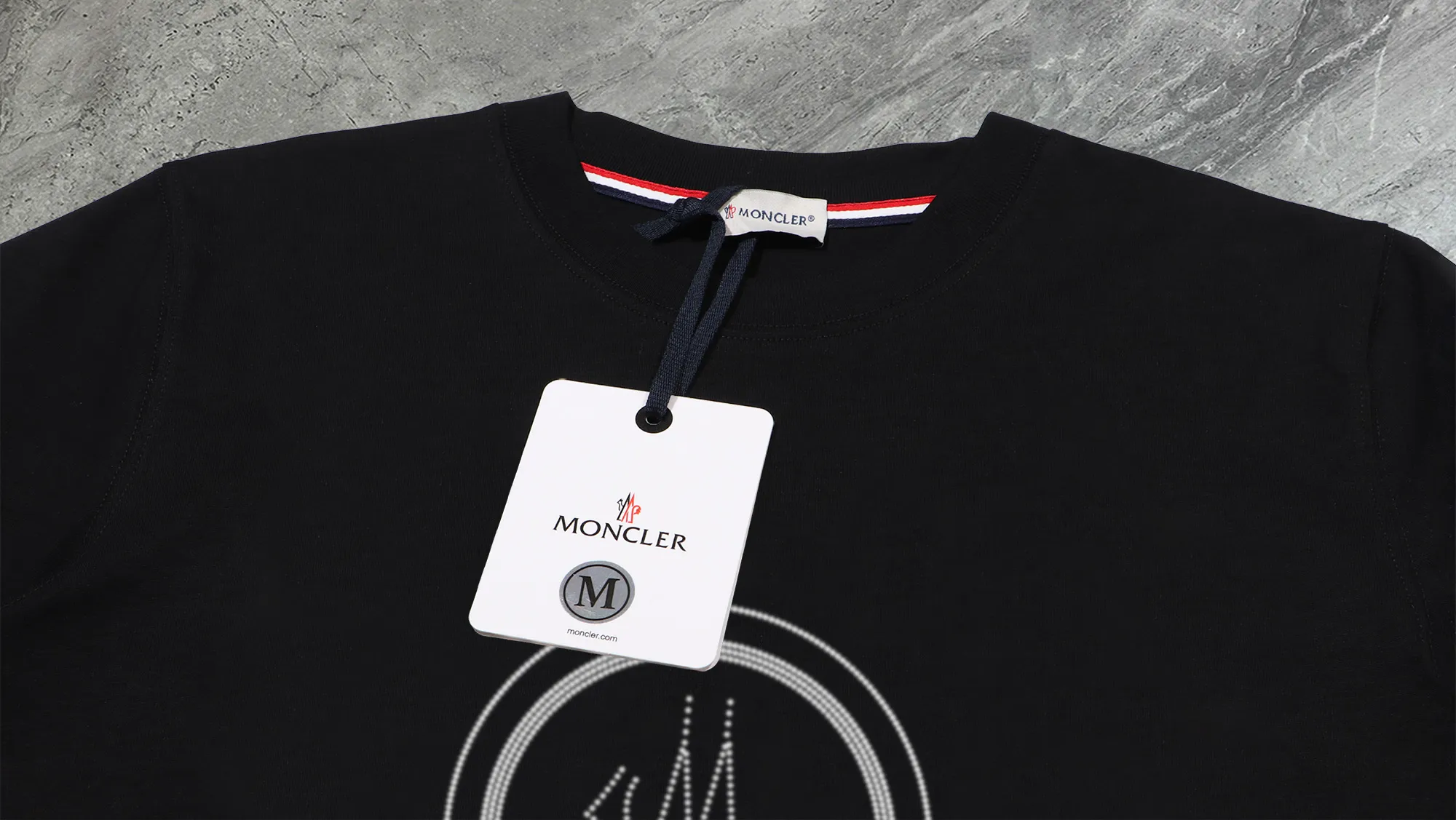 P210 High-version sweatshirt) [Long-term stock] 〖𝐌𝐎𝐍𝐂𝐋𝐄𝐑~Mask〗 Made of 440g heavy-weight fabric. It is different from the market currency. It can be matched with any variety and is properly handsome. 😎The whole dress is made of double waistcoats. The double waistcoats make the whole dress more three-dimensional. Not ordinary factories can do such fine work. 2025 Spring runway version of the T stage, on sale at the counter, round neck terry sweatshirt, high-end double-strand pure cotton, custom-made stretch ribs, dyed in the same vat, complete with three standards, matched with exquisite embroidered LOGO on the chest, simple and advanced, same style for men and women. Color: black, apricot, white, size: S M L XL 2XL