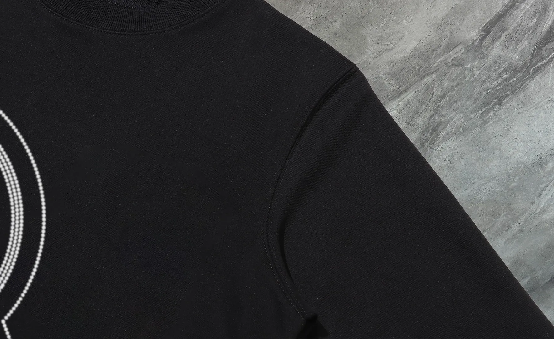 P210 High-version sweatshirt) [Long-term stock] 〖𝐌𝐎𝐍𝐂𝐋𝐄𝐑~Mask〗 Made of 440g heavy-weight fabric. It is different from the market currency. It can be matched with any variety and is properly handsome. 😎The whole dress is made of double waistcoats. The double waistcoats make the whole dress more three-dimensional. Not ordinary factories can do such fine work. 2025 Spring runway version of the T stage, on sale at the counter, round neck terry sweatshirt, high-end double-strand pure cotton, custom-made stretch ribs, dyed in the same vat, complete with three standards, matched with exquisite embroidered LOGO on the chest, simple and advanced, same style for men and women. Color: black, apricot, white, size: S M L XL 2XL