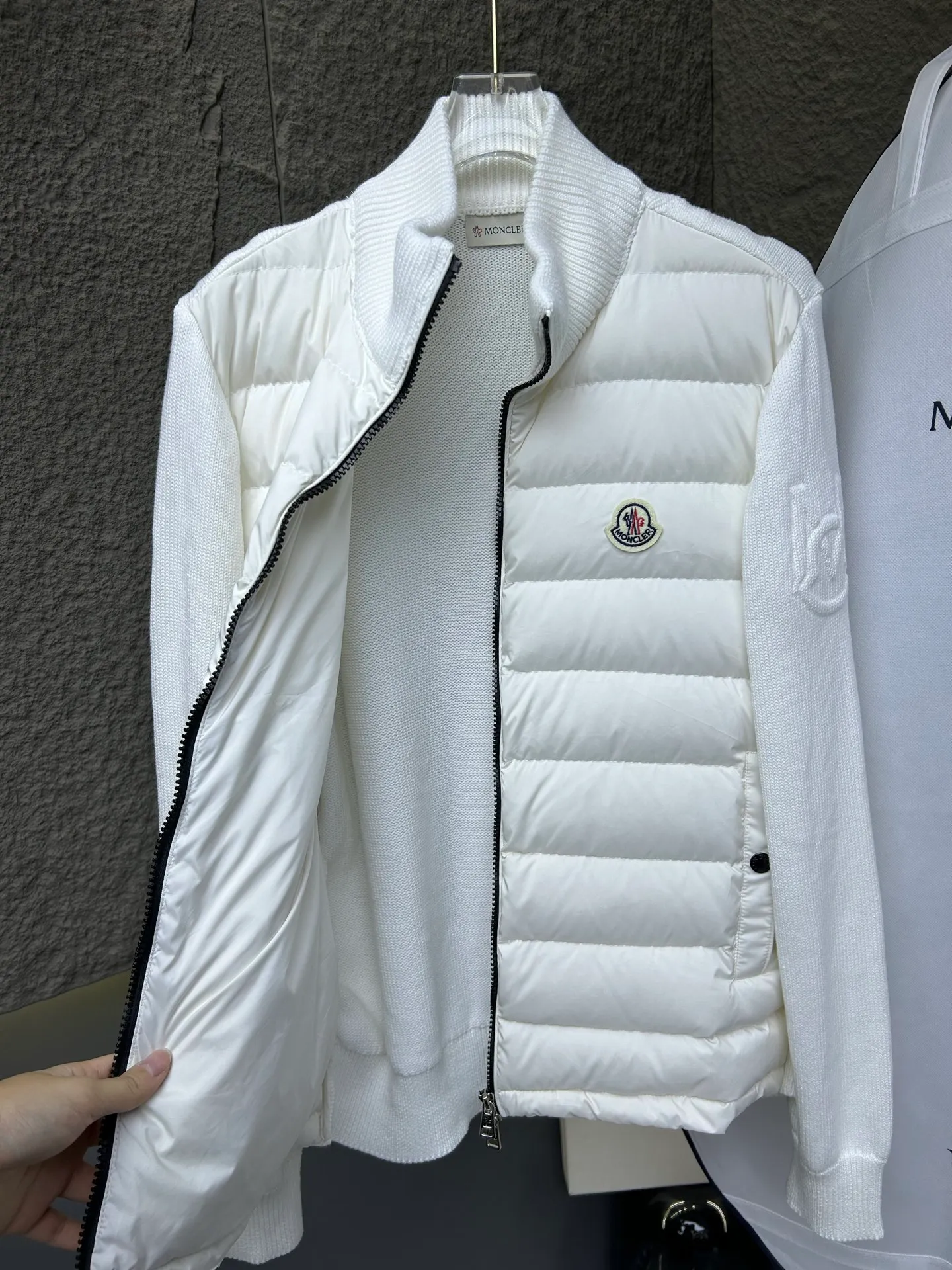 The P620 Moncler spliced ​​down jacket is made of wool blended fabric + down filling, which is warm and textured! The stand-up collar design is windproof and the zipper is easy to open and close. The main color is white with black edges, which is simple and elegant, making it stress-free to wear in autumn and winter. Size: 12345 Color: black and white