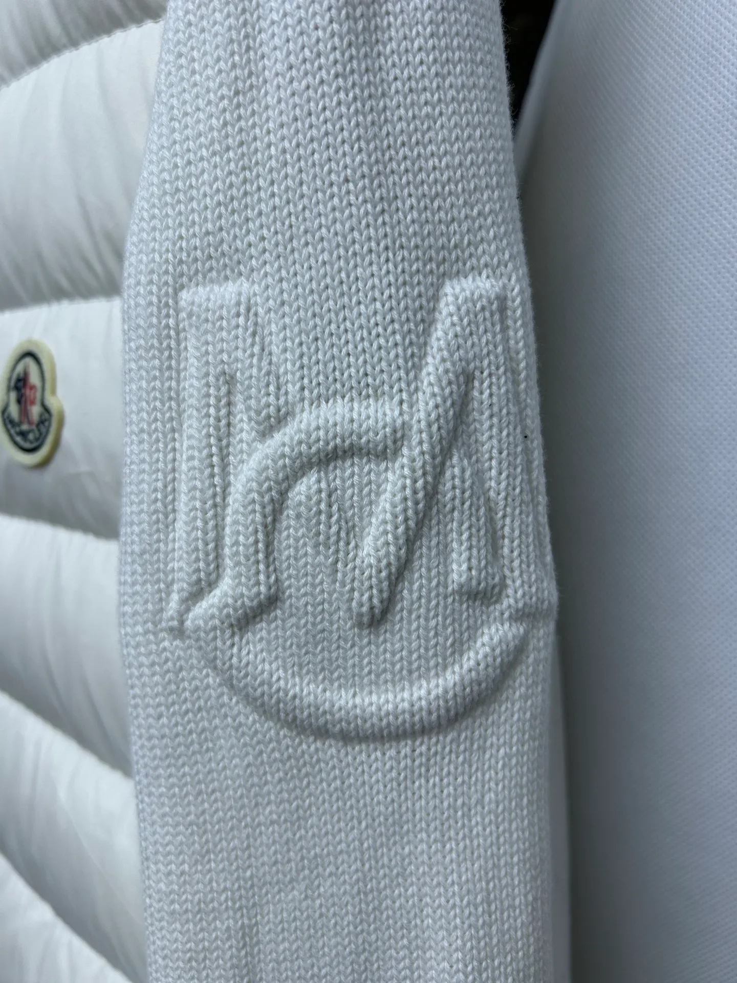 The P620 Moncler spliced ​​down jacket is made of wool blended fabric + down filling, which is warm and textured! The stand-up collar design is windproof and the zipper is easy to open and close. The main color is white with black edges, which is simple and elegant, making it stress-free to wear in autumn and winter. Size: 12345 Color: black and white