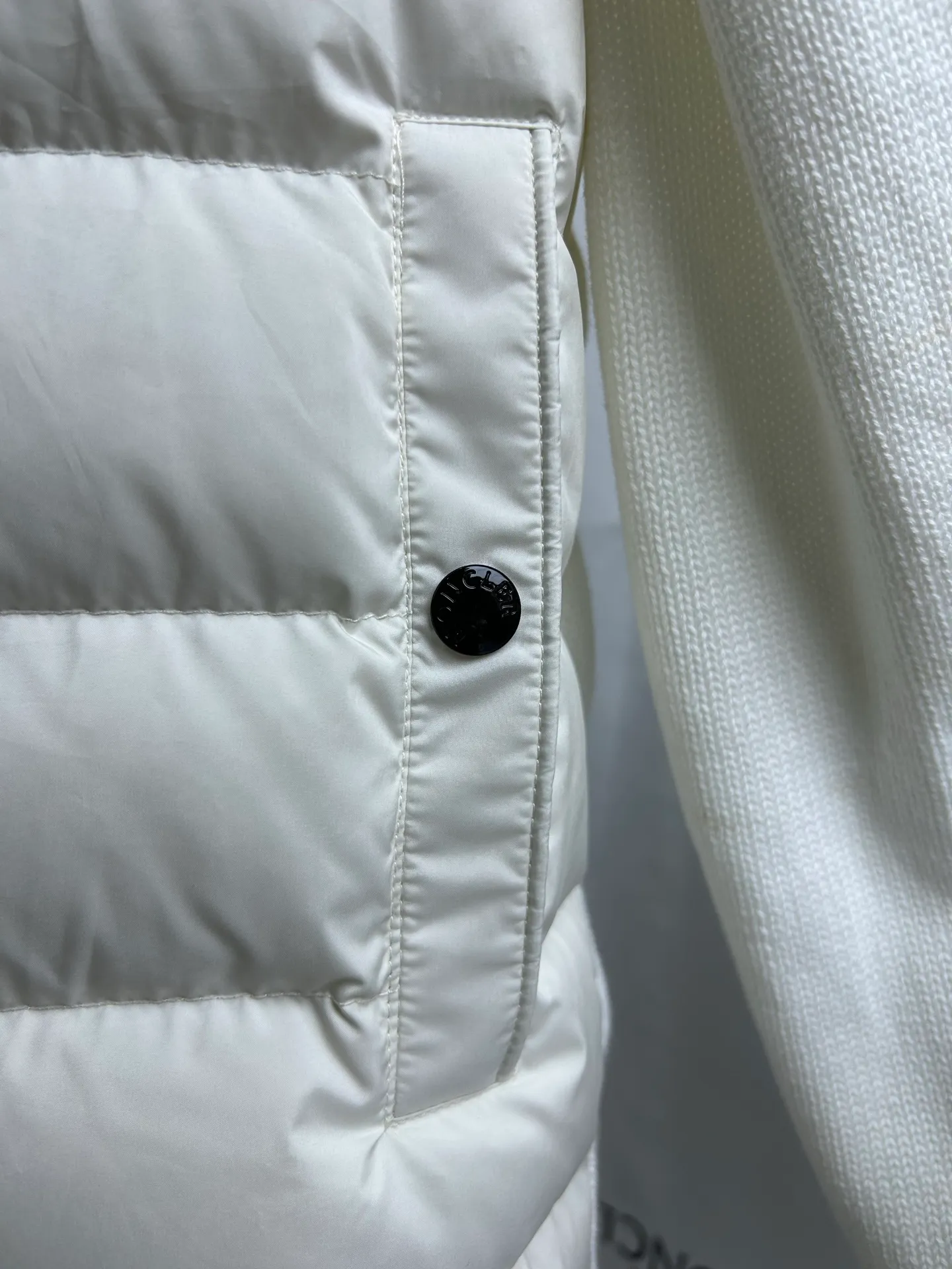 The P620 Moncler spliced ​​down jacket is made of wool blended fabric + down filling, which is warm and textured! The stand-up collar design is windproof and the zipper is easy to open and close. The main color is white with black edges, which is simple and elegant, making it stress-free to wear in autumn and winter. Size: 12345 Color: black and white
