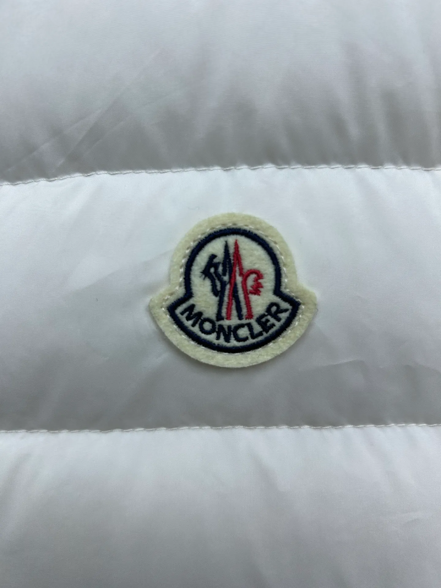 The P620 Moncler spliced ​​down jacket is made of wool blended fabric + down filling, which is warm and textured! The stand-up collar design is windproof and the zipper is easy to open and close. The main color is white with black edges, which is simple and elegant, making it stress-free to wear in autumn and winter. Size: 12345 Color: black and white