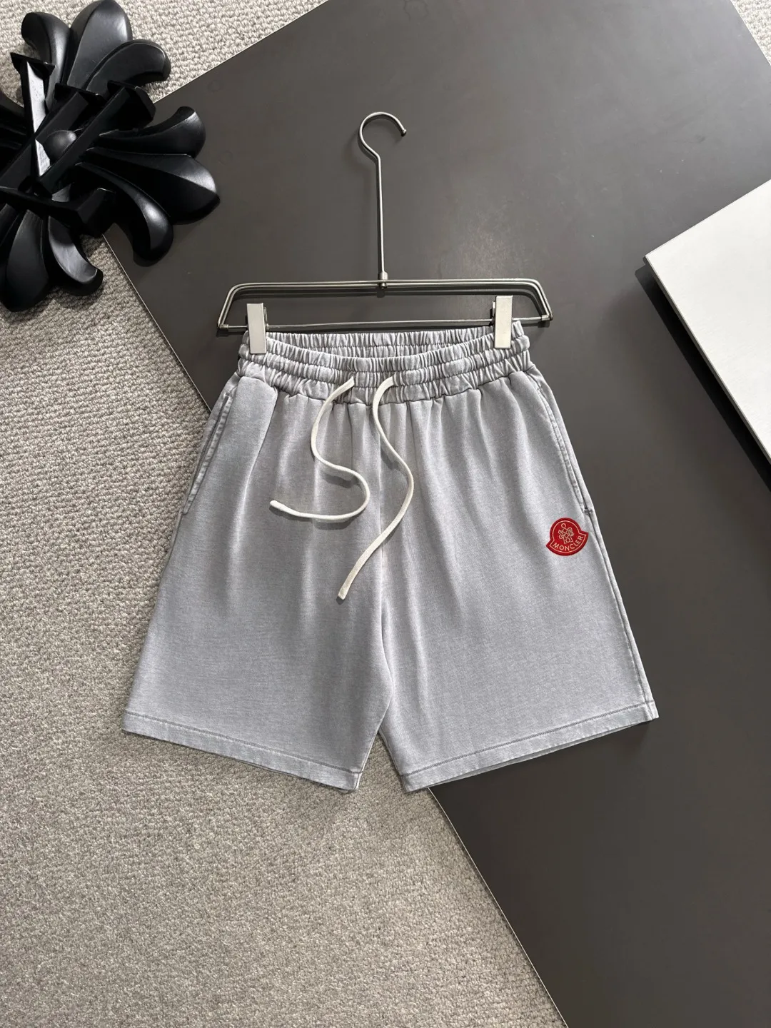 Next day shipment P300 High quality MONCLER/muzzle 2025 spring and summer new style high-definition elastic band casual solid color loose shorts, made with machines imported from Italy. The hem of the trousers is stitched with two needles. The stitching is fine and firm. The fabric is customized at the counter and has high breathability and comfort. The details are impeccable. The brand element design concept reflects high quality. It feels delicate and soft! It presents a casual cut and the upper body shape is great! Size: S-XXL