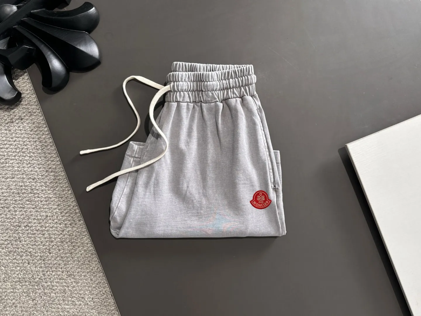 Next day shipment P300 High quality MONCLER/muzzle 2025 spring and summer new style high-definition elastic band casual solid color loose shorts, made with machines imported from Italy. The hem of the trousers is stitched with two needles. The stitching is fine and firm. The fabric is customized at the counter and has high breathability and comfort. The details are impeccable. The brand element design concept reflects high quality. It feels delicate and soft! It presents a casual cut and the upper body shape is great! Size: S-XXL