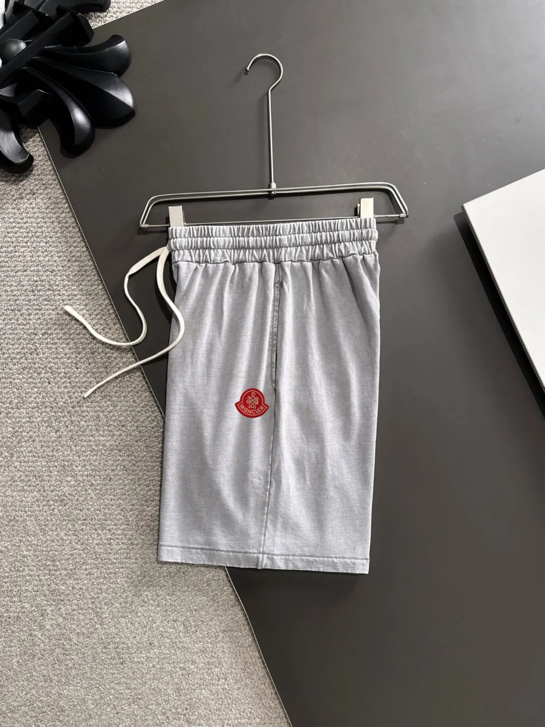 Next day shipment P300 High quality MONCLER/muzzle 2025 spring and summer new style high-definition elastic band casual solid color loose shorts, made with machines imported from Italy. The hem of the trousers is stitched with two needles. The stitching is fine and firm. The fabric is customized at the counter and has high breathability and comfort. The details are impeccable. The brand element design concept reflects high quality. It feels delicate and soft! It presents a casual cut and the upper body shape is great! Size: S-XXL