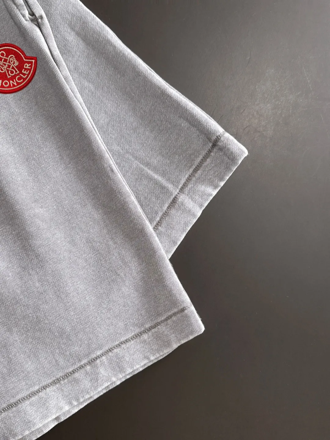 Next day shipment P300 High quality MONCLER/muzzle 2025 spring and summer new style high-definition elastic band casual solid color loose shorts, made with machines imported from Italy. The hem of the trousers is stitched with two needles. The stitching is fine and firm. The fabric is customized at the counter and has high breathability and comfort. The details are impeccable. The brand element design concept reflects high quality. It feels delicate and soft! It presents a casual cut and the upper body shape is great! Size: S-XXL