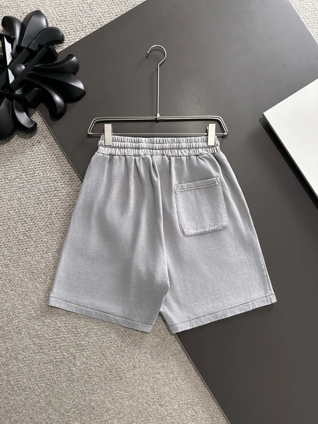 Next day shipment P300 High quality MONCLER/muzzle 2025 spring and summer new style high-definition elastic band casual solid color loose shorts, made with machines imported from Italy. The hem of the trousers is stitched with two needles. The stitching is fine and firm. The fabric is customized at the counter and has high breathability and comfort. The details are impeccable. The brand element design concept reflects high quality. It feels delicate and soft! It presents a casual cut and the upper body shape is great! Size: S-XXL
