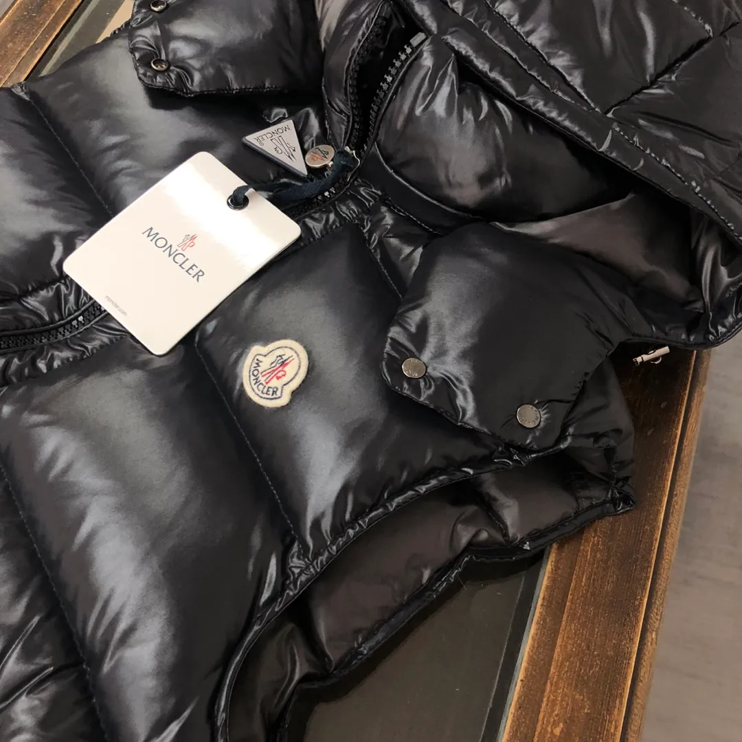 P580 MONCLER Mouth-mounted Couple's High Version Hooded Down Vest] Super popular item, made in a unique street punk style, couple's high-standard down vest jacket🔥 The hottest style at the moment🔥 Made of M's signature matte technical waterproof fabric, the fabric feels smooth and very textured, and is equipped with classic rectangular quilting to ensure the even distribution of down inside, bringing the ultimate warm and comfortable wearing experience, and it is also very fashionable and stylish! It is filled with imported European standard 90% velvet, which can effectively lock in and collect heat. You can feel its plump state by looking at the actual pictures. It is quite light on the upper body and does not feel bloated at all! The quality is definitely at the same level as the same counter. Friends who have ultra-high standards and pursuit of quality are recommended to buy it now👇 Color: Black (gray lining) Size: 1 2 3 4 5