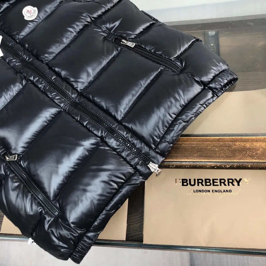 P580 MONCLER Mouth-mounted Couple's High Version Hooded Down Vest] Super popular item, made in a unique street punk style, couple's high-standard down vest jacket🔥 The hottest style at the moment🔥 Made of M's signature matte technical waterproof fabric, the fabric feels smooth and very textured, and is equipped with classic rectangular quilting to ensure the even distribution of down inside, bringing the ultimate warm and comfortable wearing experience, and it is also very fashionable and stylish! It is filled with imported European standard 90% velvet, which can effectively lock in and collect heat. You can feel its plump state by looking at the actual pictures. It is quite light on the upper body and does not feel bloated at all! The quality is definitely at the same level as the same counter. Friends who have ultra-high standards and pursuit of quality are recommended to buy it now👇 Color: Black (gray lining) Size: 1 2 3 4 5