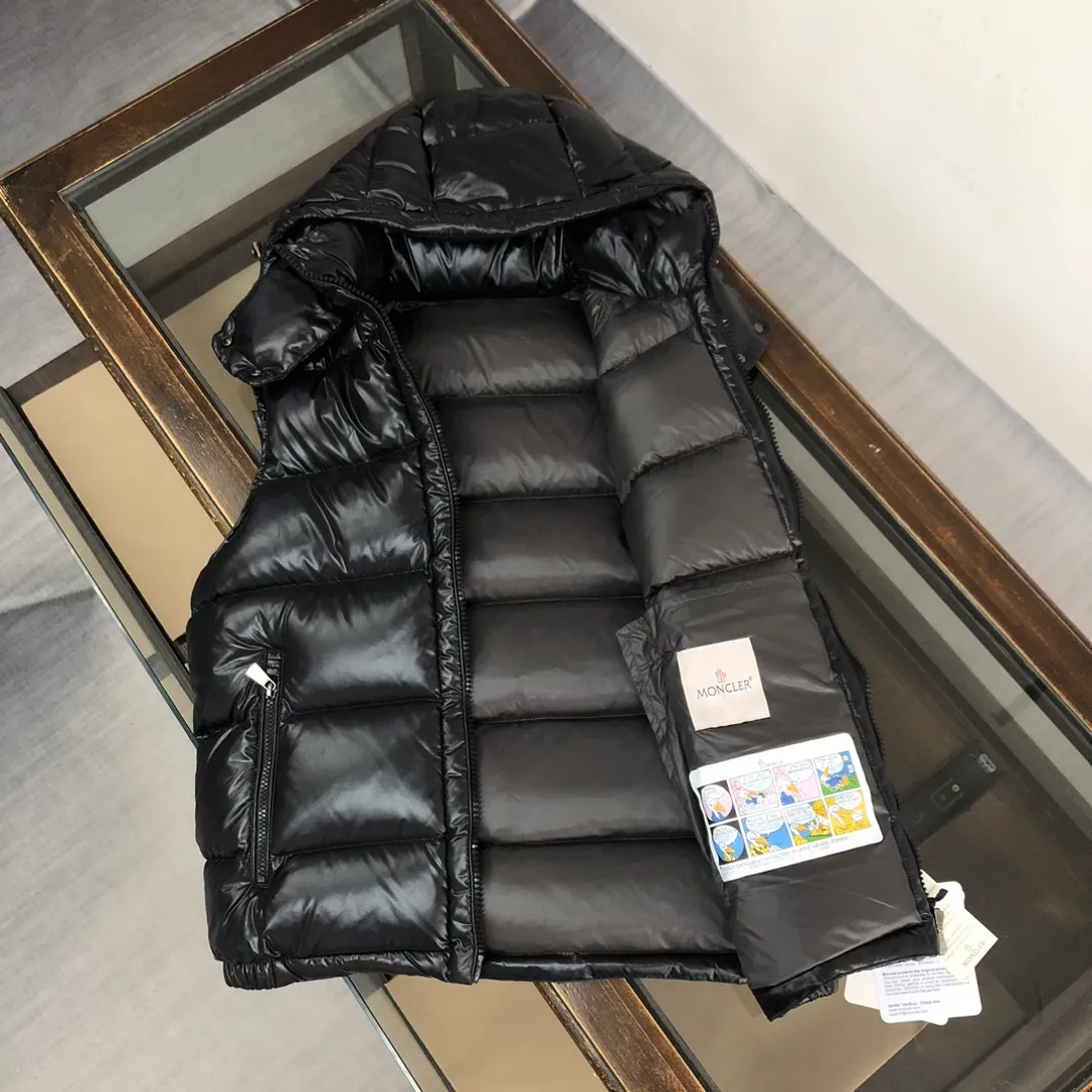 P580 MONCLER Mouth-mounted Couple's High Version Hooded Down Vest] Super popular item, made in a unique street punk style, couple's high-standard down vest jacket🔥 The hottest style at the moment🔥 Made of M's signature matte technical waterproof fabric, the fabric feels smooth and very textured, and is equipped with classic rectangular quilting to ensure the even distribution of down inside, bringing the ultimate warm and comfortable wearing experience, and it is also very fashionable and stylish! It is filled with imported European standard 90% velvet, which can effectively lock in and collect heat. You can feel its plump state by looking at the actual pictures. It is quite light on the upper body and does not feel bloated at all! The quality is definitely at the same level as the same counter. Friends who have ultra-high standards and pursuit of quality are recommended to buy it now👇 Color: Black (gray lining) Size: 1 2 3 4 5