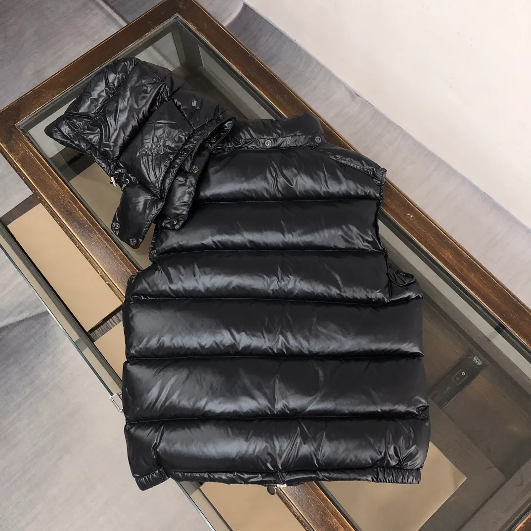 P580 MONCLER Mouth-mounted Couple's High Version Hooded Down Vest] Super popular item, made in a unique street punk style, couple's high-standard down vest jacket🔥 The hottest style at the moment🔥 Made of M's signature matte technical waterproof fabric, the fabric feels smooth and very textured, and is equipped with classic rectangular quilting to ensure the even distribution of down inside, bringing the ultimate warm and comfortable wearing experience, and it is also very fashionable and stylish! It is filled with imported European standard 90% velvet, which can effectively lock in and collect heat. You can feel its plump state by looking at the actual pictures. It is quite light on the upper body and does not feel bloated at all! The quality is definitely at the same level as the same counter. Friends who have ultra-high standards and pursuit of quality are recommended to buy it now👇 Color: Black (gray lining) Size: 1 2 3 4 5